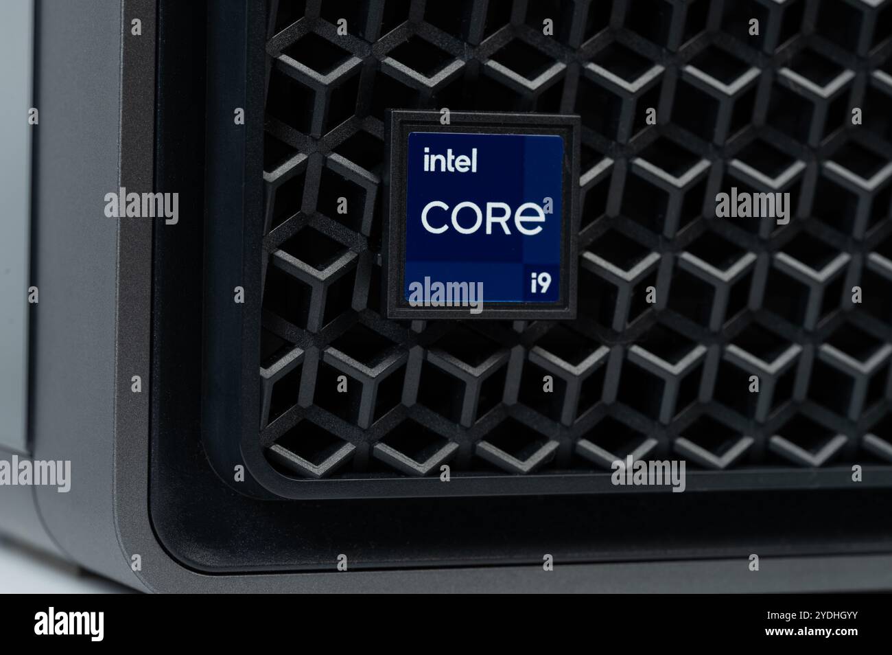 New York, USA – 24. Oktober 2024: Intel Core i9 Prozessor auf dem Computeretikett im pc-Gehäuse aus Kunststoff. Nahaufnahme Stockfoto