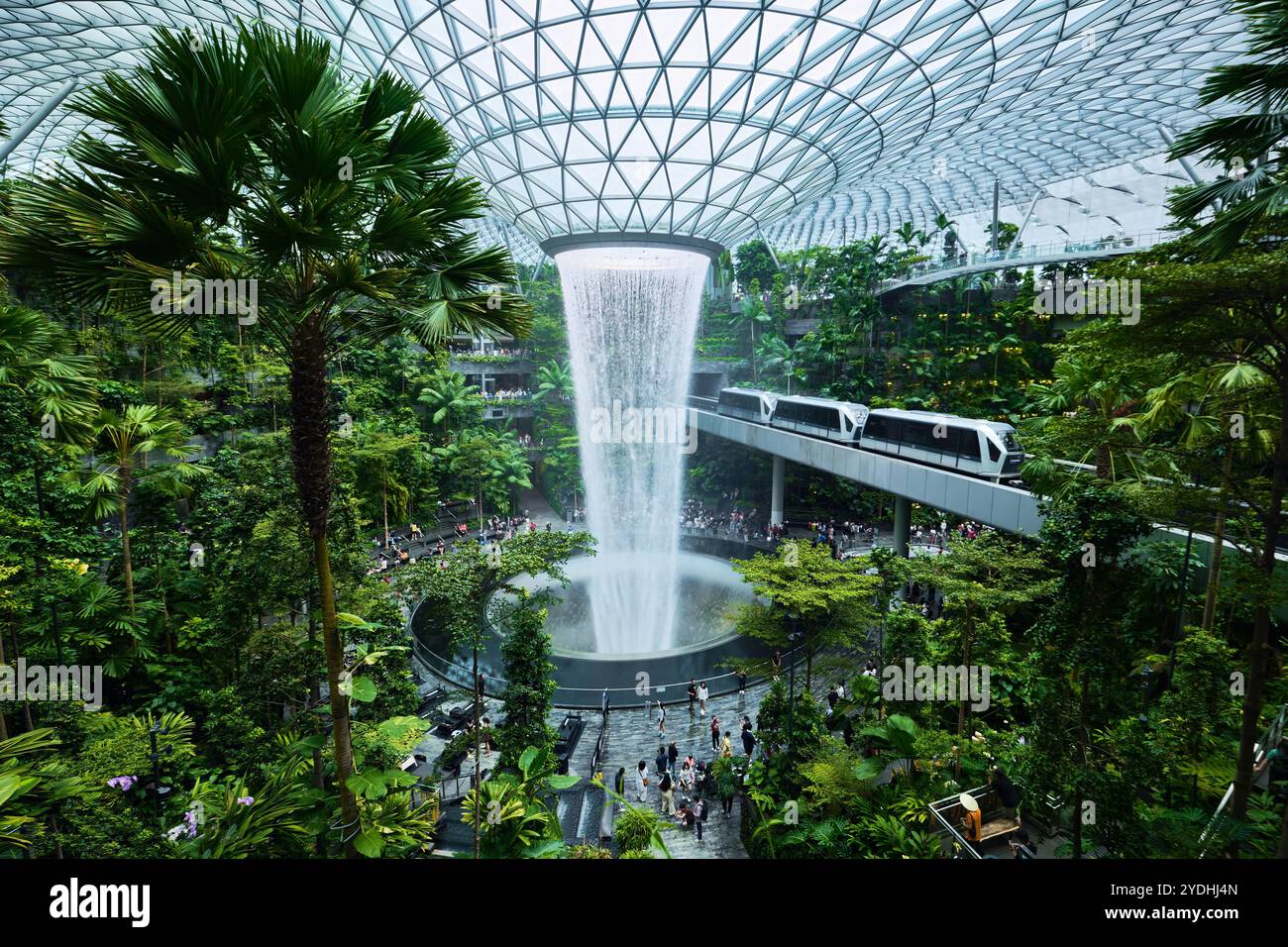 Singapur - 12. August 2024: Tropischer Indoor-Garten und Wasserfall im Einkaufszentrum Jewel am Flughafen Changi, entworfen von Safdie Architects Stockfoto
