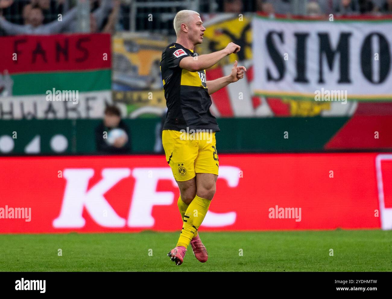 Julian Ryerson (Borussia Dortmund, #26). GER, FC Augsburg vs. BV Borussia Dortmund, Fussball, Bundesliga, 8. Spieltag, Spielzeit 2024/2025, 26.10.2024. (DIE DFL-DFB-VORSCHRIFTEN VERBIETEN DIE VERWENDUNG VON FOTOS ALS BILDSEQUENZEN UND/ODER QUASI-VIDEO). Foto: Eibner-Pressefoto/Heike Feiner Stockfoto