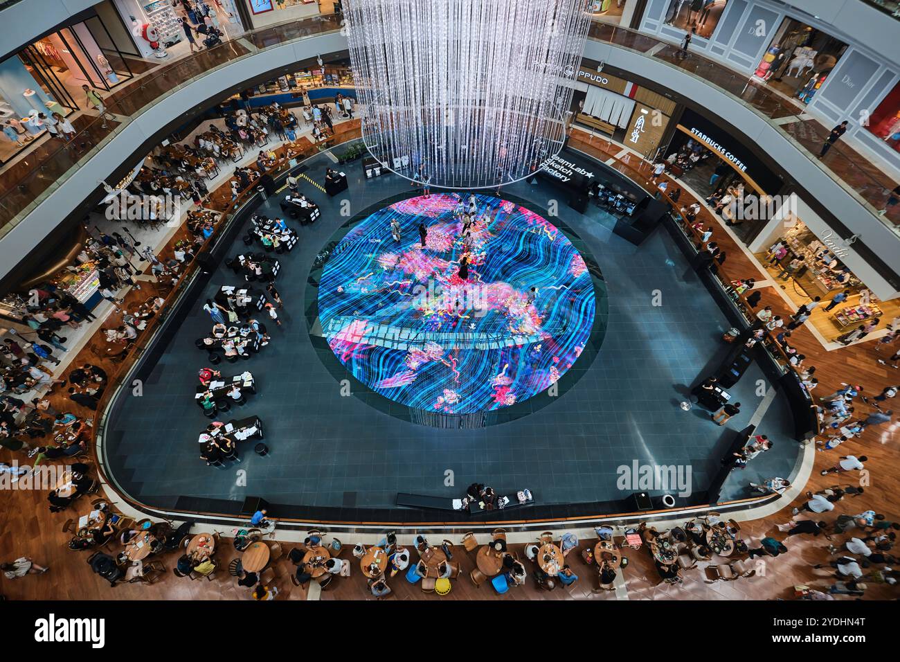 Singapur - 14. August 2024: Interaktive, helle Leinwand von Teamlab in Marina Bay Sands mit wunderschönem Interieur Stockfoto