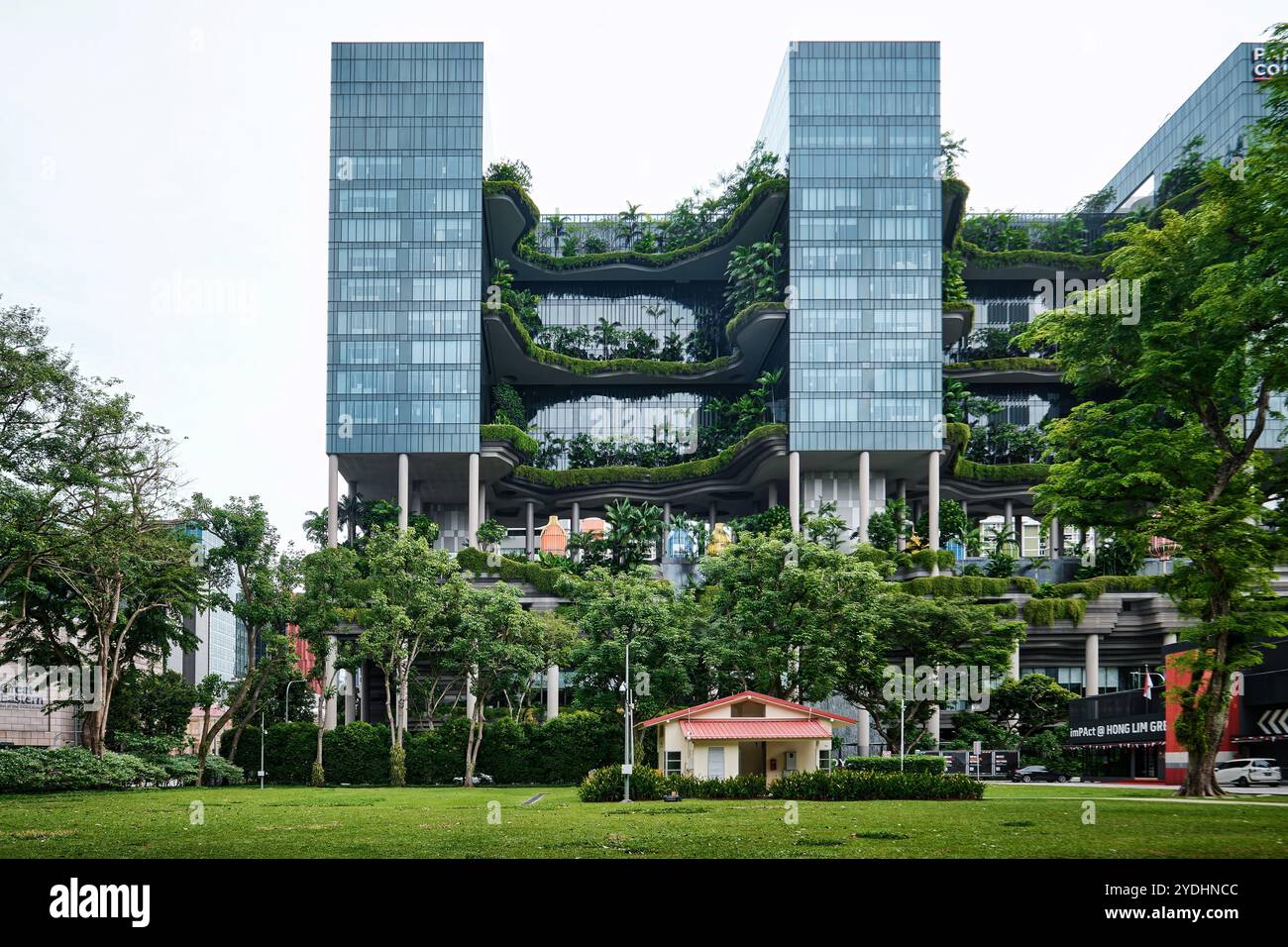 Singapur - 12. August 2024: Blick auf Parkroyal Collection Pickering, ein luxuriöses Hotel mit weitläufigem Grün, entworfen von WOHA Stockfoto
