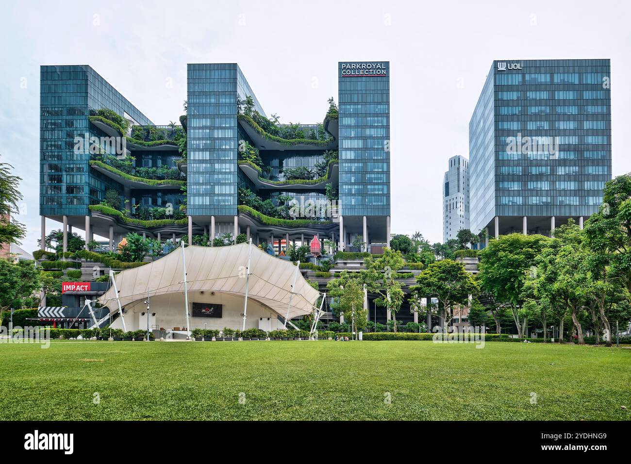 Singapur - 12. August 2024: Blick auf Parkroyal Collection Pickering, ein luxuriöses Hotel mit weitläufigem Grün, entworfen von WOHA Stockfoto