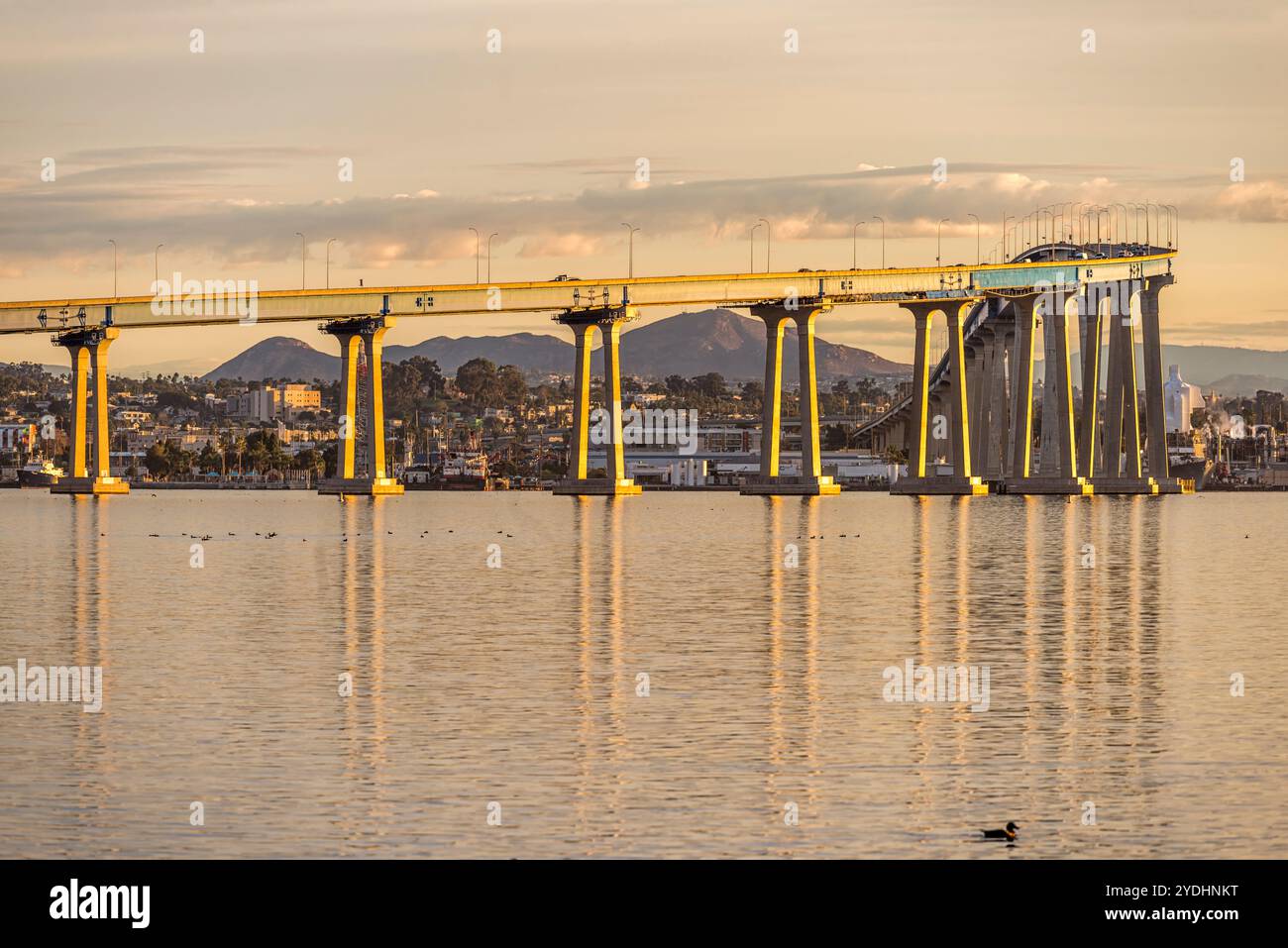 Blick auf die Coronado-Brücke in den Morgenstunden. Aus Coronado, Kalifornien, USA. Stockfoto