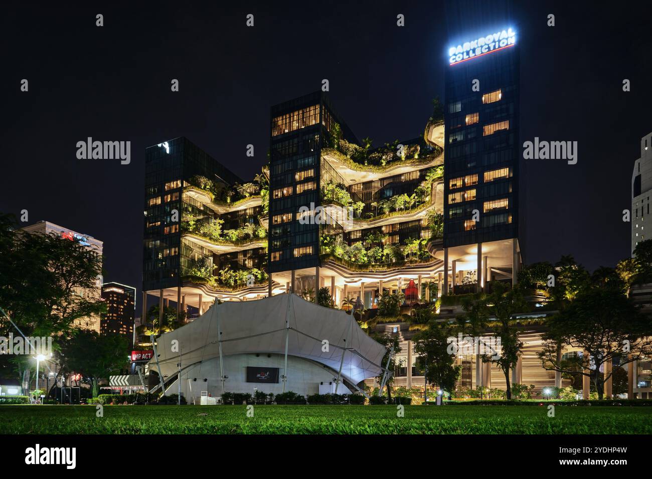 Singapur - 12. August 2024: Nachtblick auf Parkroyal Collection Pickering, ein Luxushotel mit weitläufigem Grün, entworfen von WOHA Stockfoto