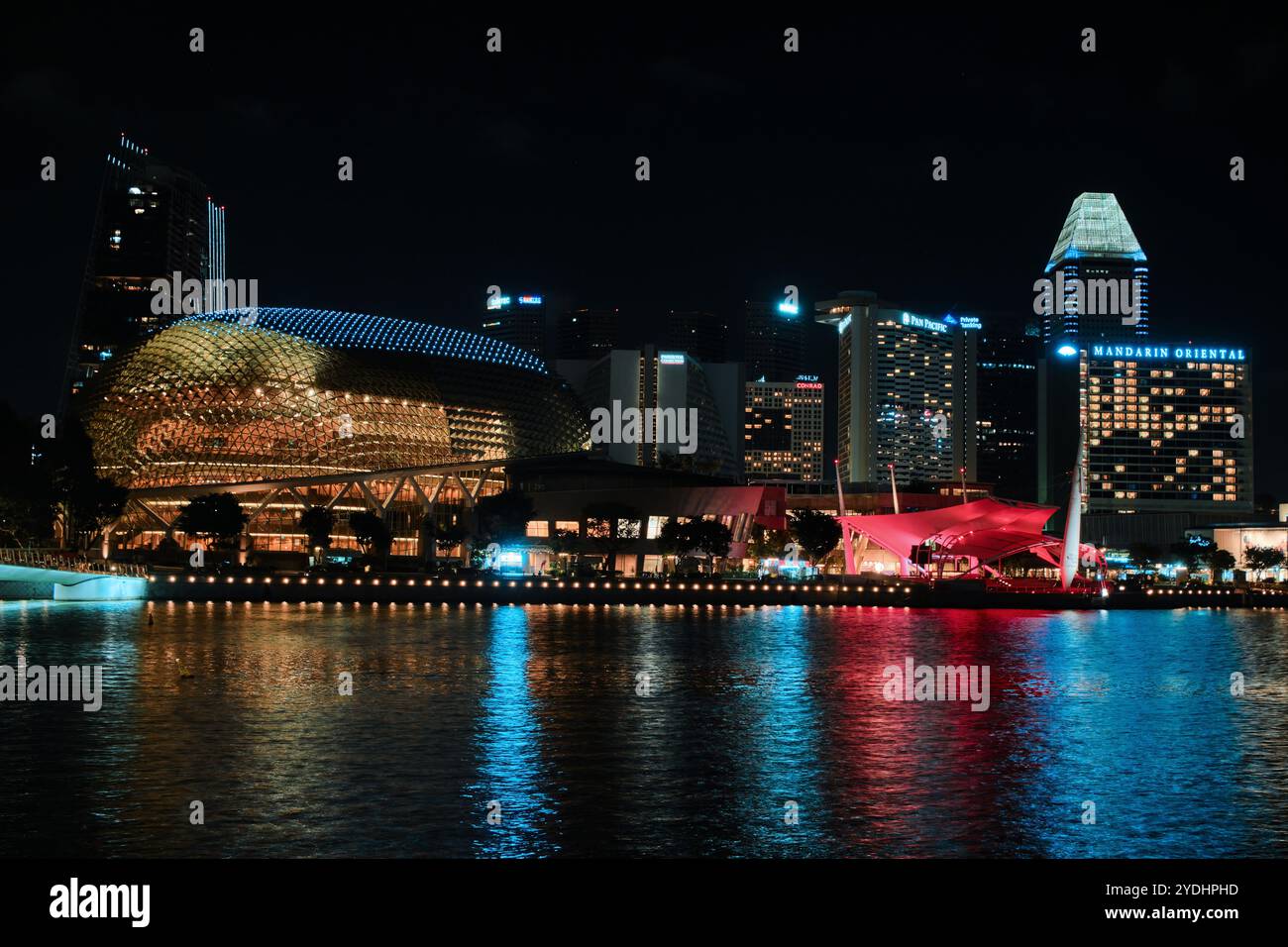 Singapur - 12. August 2024: Esplanade, Theater in der Bucht. Es ist ein Zentrum für darstellende Künste im Zentrum von Singapur Stockfoto