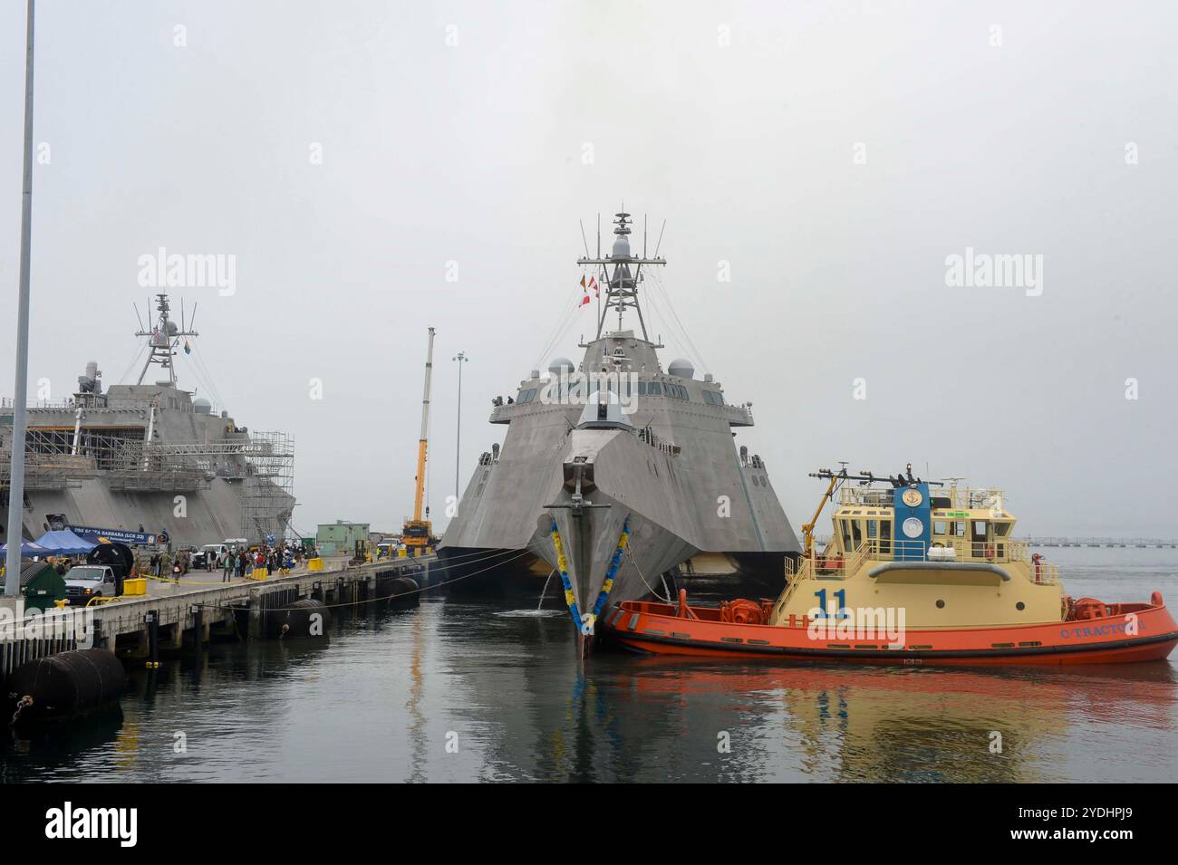 Das Independence-Variante-Kampfschiff USS Mobile (LCS 26) kehrt nach einem 19-monatigen Rotationseinsatz am 25. Oktober 2024 zu seinem Heimathafen in San Diego zurück. Küstenschiffe sind schnelle, optimal bemannte, auf Mission zugeschnittene Bodenkämpfer, die in küstennahen und offenen Gewässern eingesetzt werden und gegen die Küstenbedrohungen des 21. Jahrhunderts gewinnen. (Foto der US Navy von Mass Communication Specialist 1st Class Vance Hand) Stockfoto