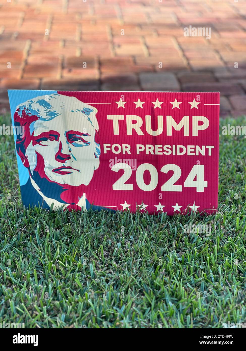 Schild für die Unterstützung des Präsidenten für Donald Trump - Smartphone-aufgenommenes Stockfoto