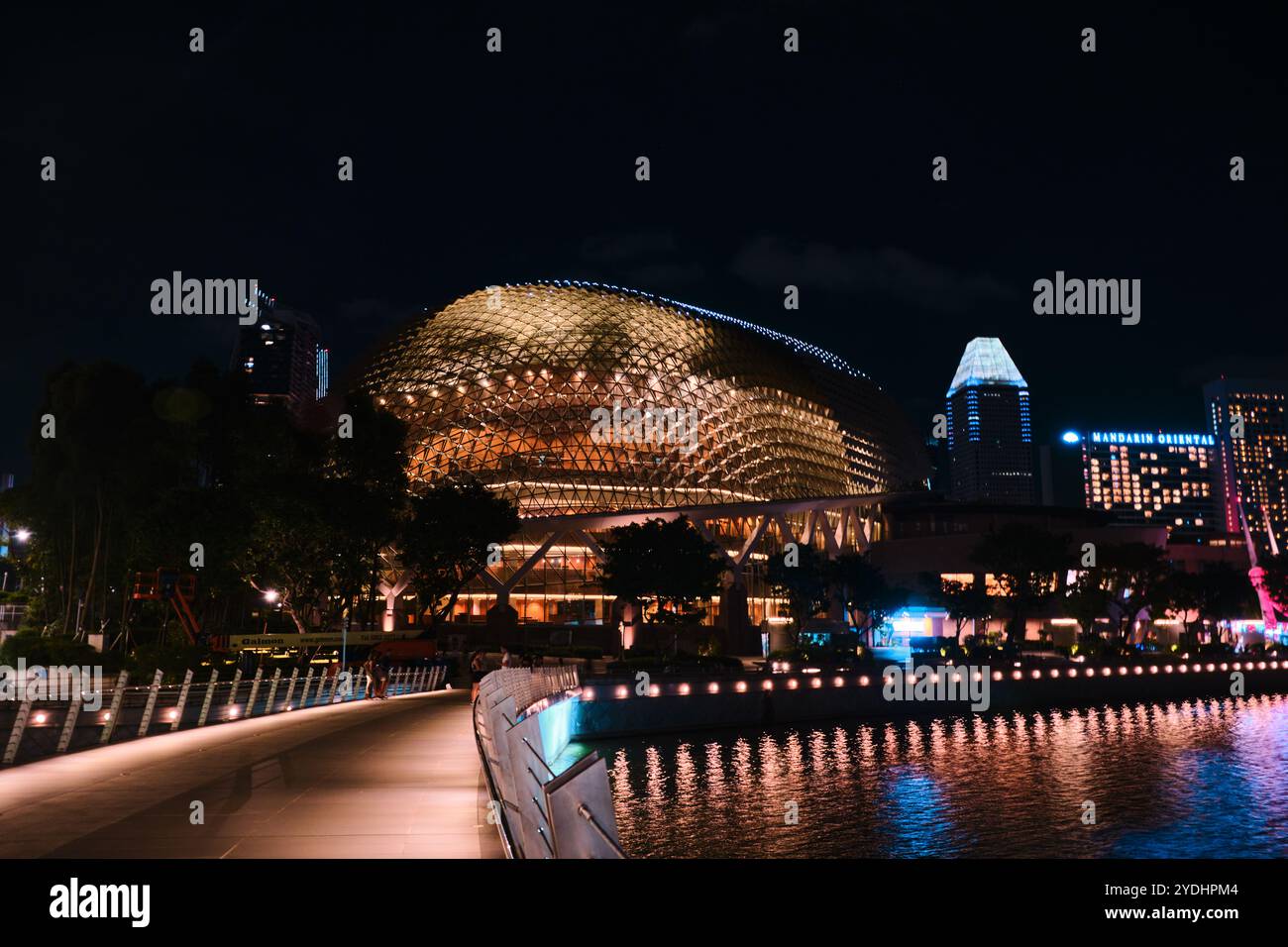 Singapur - 12. August 2024: Esplanade, Theater in der Bucht. Es ist ein Zentrum für darstellende Künste im Zentrum von Singapur Stockfoto