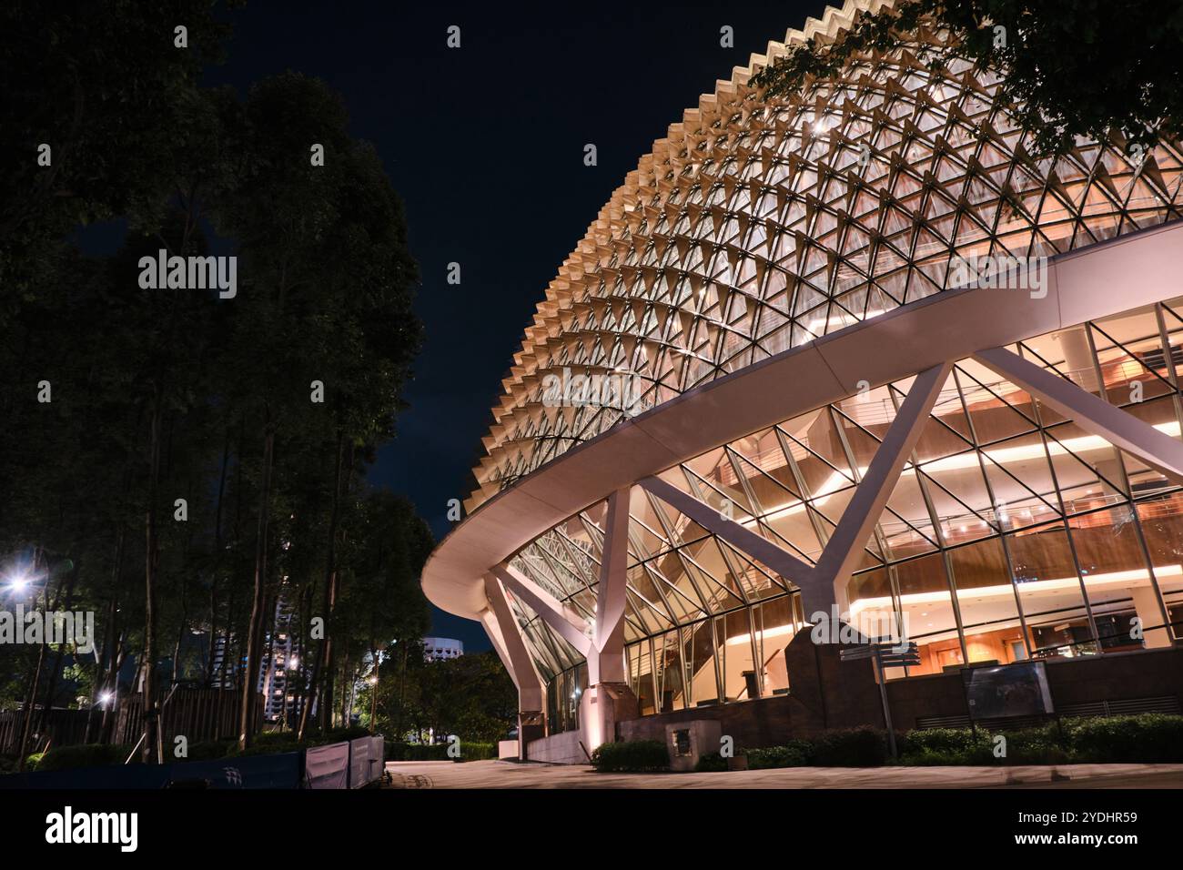 Singapur - 12. August 2024: Esplanade, Theater in der Bucht. Es ist ein Zentrum für darstellende Künste im Zentrum von Singapur Stockfoto