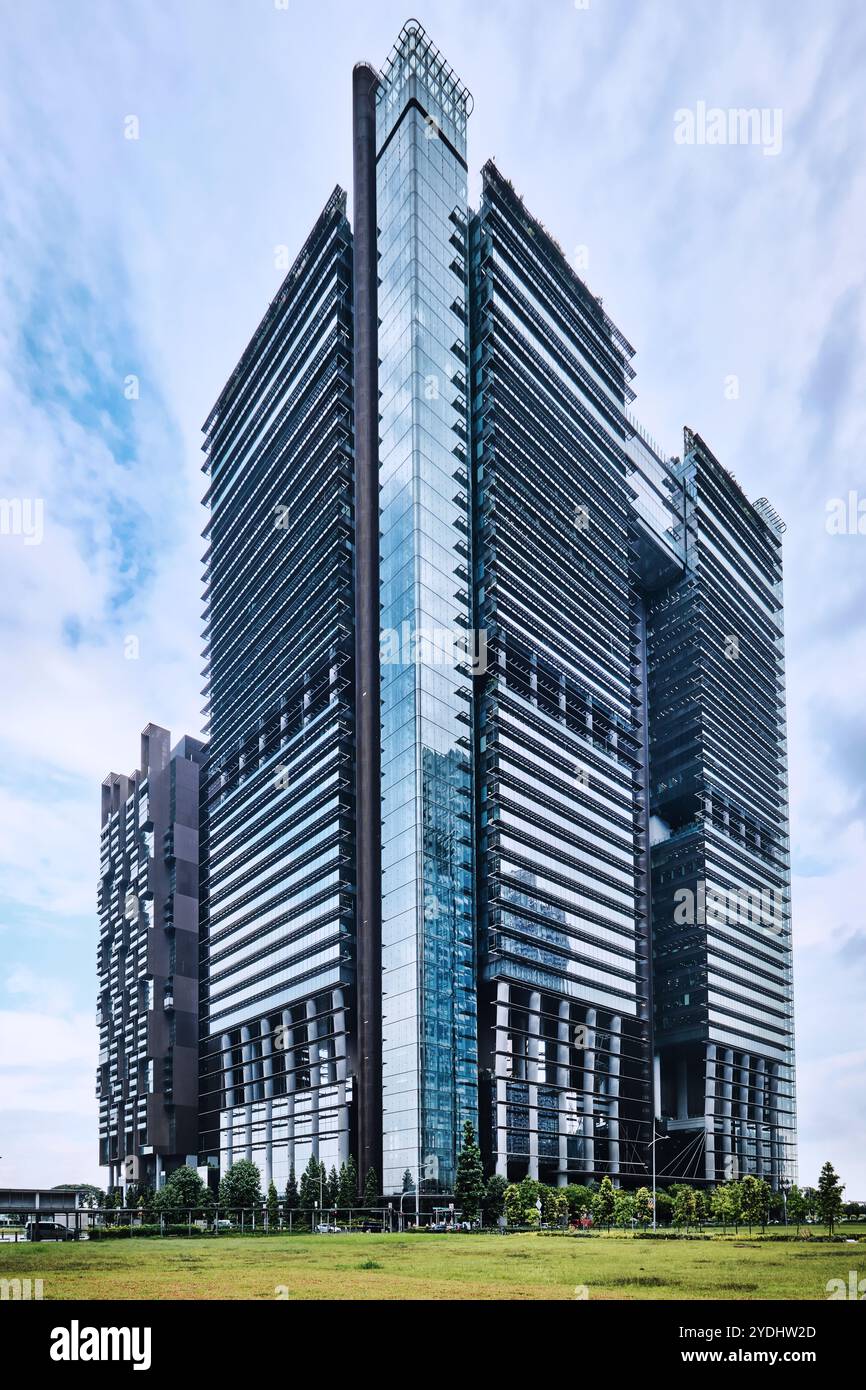 Singapur - 13. August 2024: Die Architektur der Marina One Residences mit einem zentralen Garten und Spazierwegen im Innenhof Stockfoto