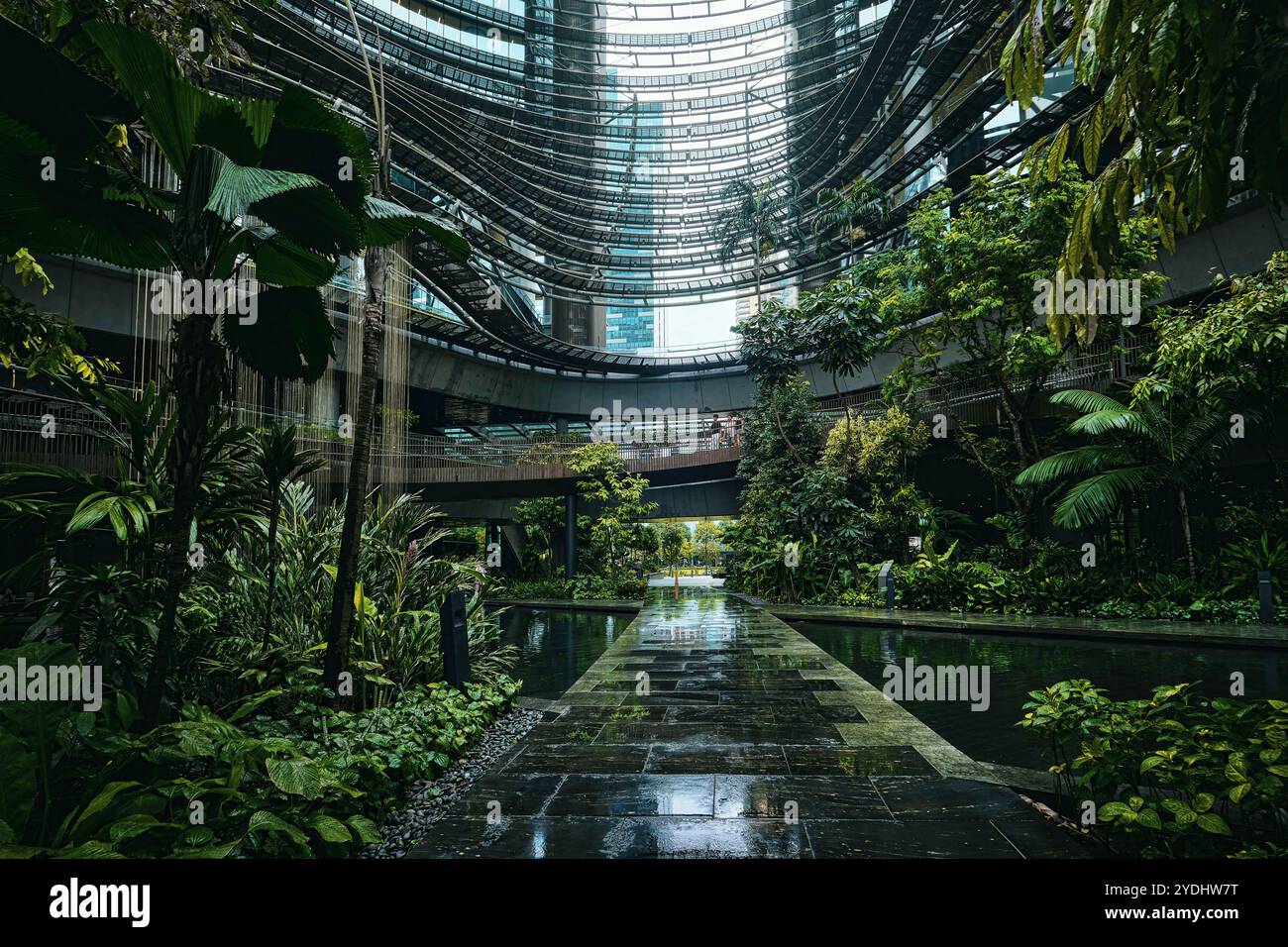 Singapur - 13. August 2024: Die Architektur und der Garten der Marina One Residences mit einem zentralen Garten und Wanderwegen im Innenhof Stockfoto