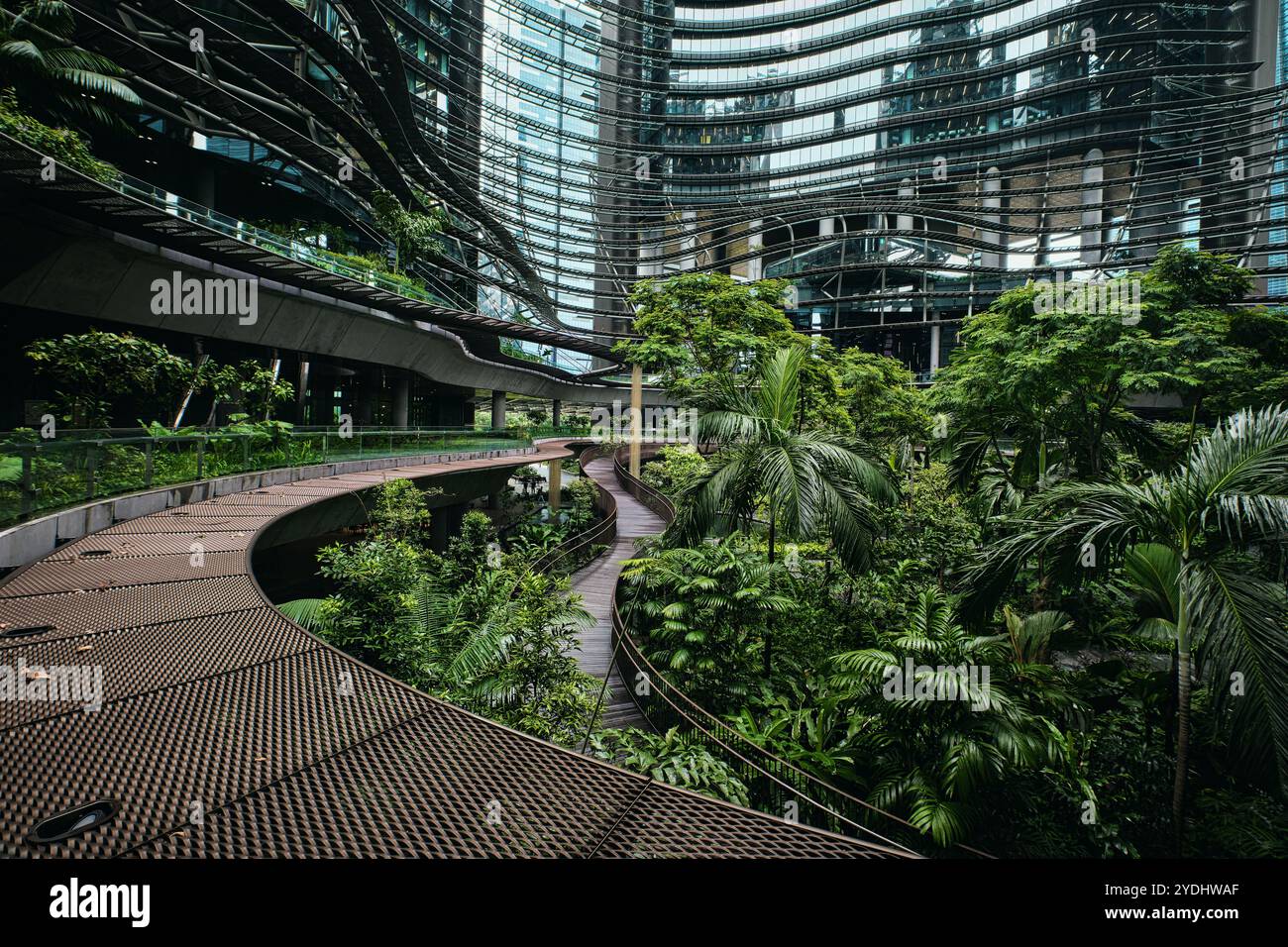 Singapur - 13. August 2024: Die Architektur und der Garten der Marina One Residences mit einem zentralen Garten und Wanderwegen im Innenhof Stockfoto