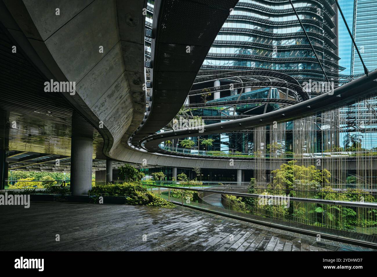 Singapur - 13. August 2024: Die Architektur und der Garten der Marina One Residences mit einem zentralen Garten und Wanderwegen im Innenhof Stockfoto