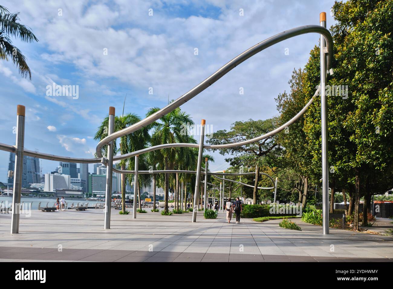 Singapur - 15. August 2024: Marina Bay Waterfront und Nebelweg Struktur Stockfoto