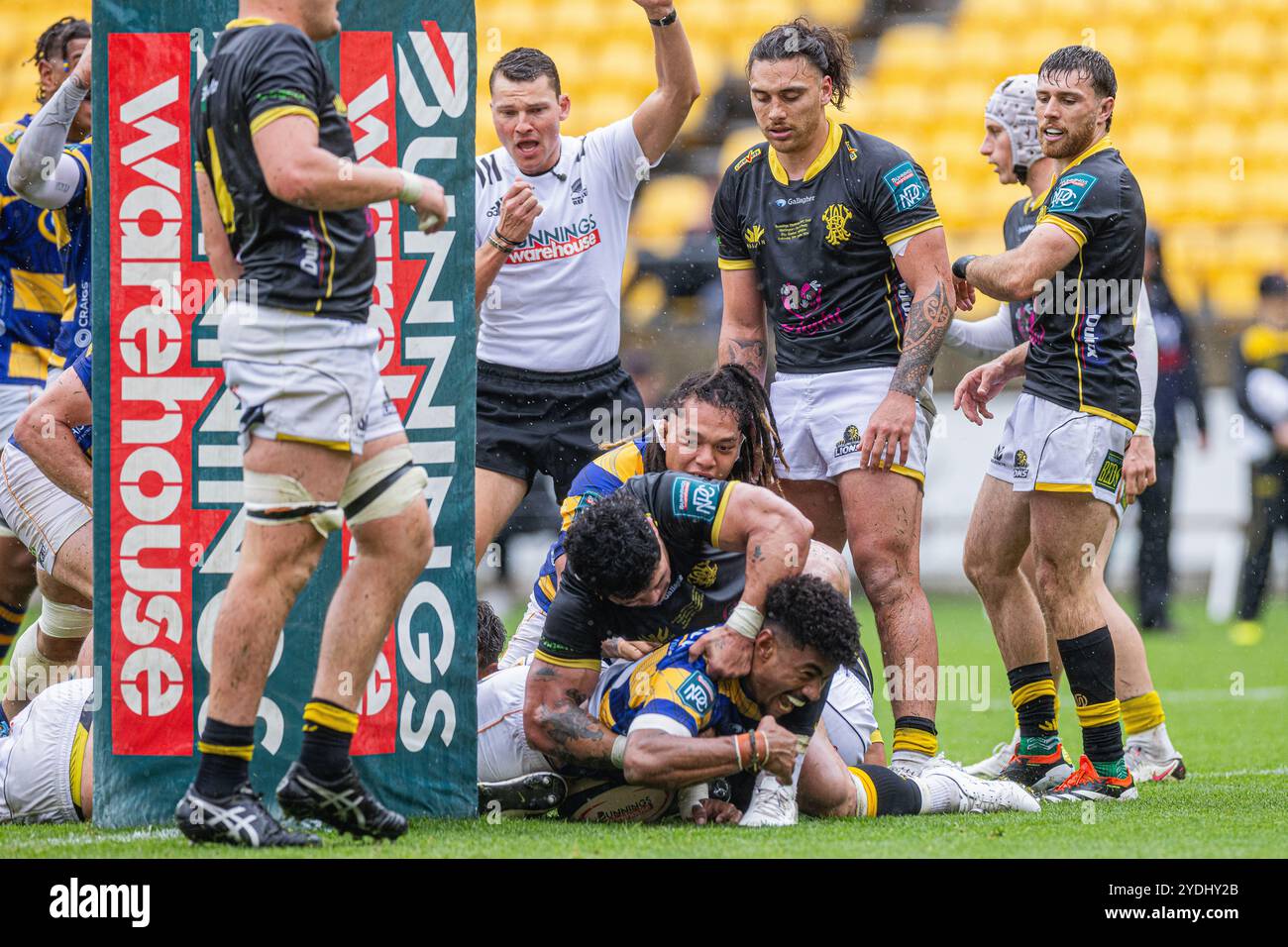 Wellington, Neuseeland, 26. Oktober 2024. Emoni Narawara von der Bay of Plenty schwindet den Ball während des Bunnings Warehouse NPC Finales zwischen den Wellington Lion's und der Bay of Plenty im Sky Stadium in Wellington, Neuseeland. Quelle: James Foy/Alamy Live News Stockfoto