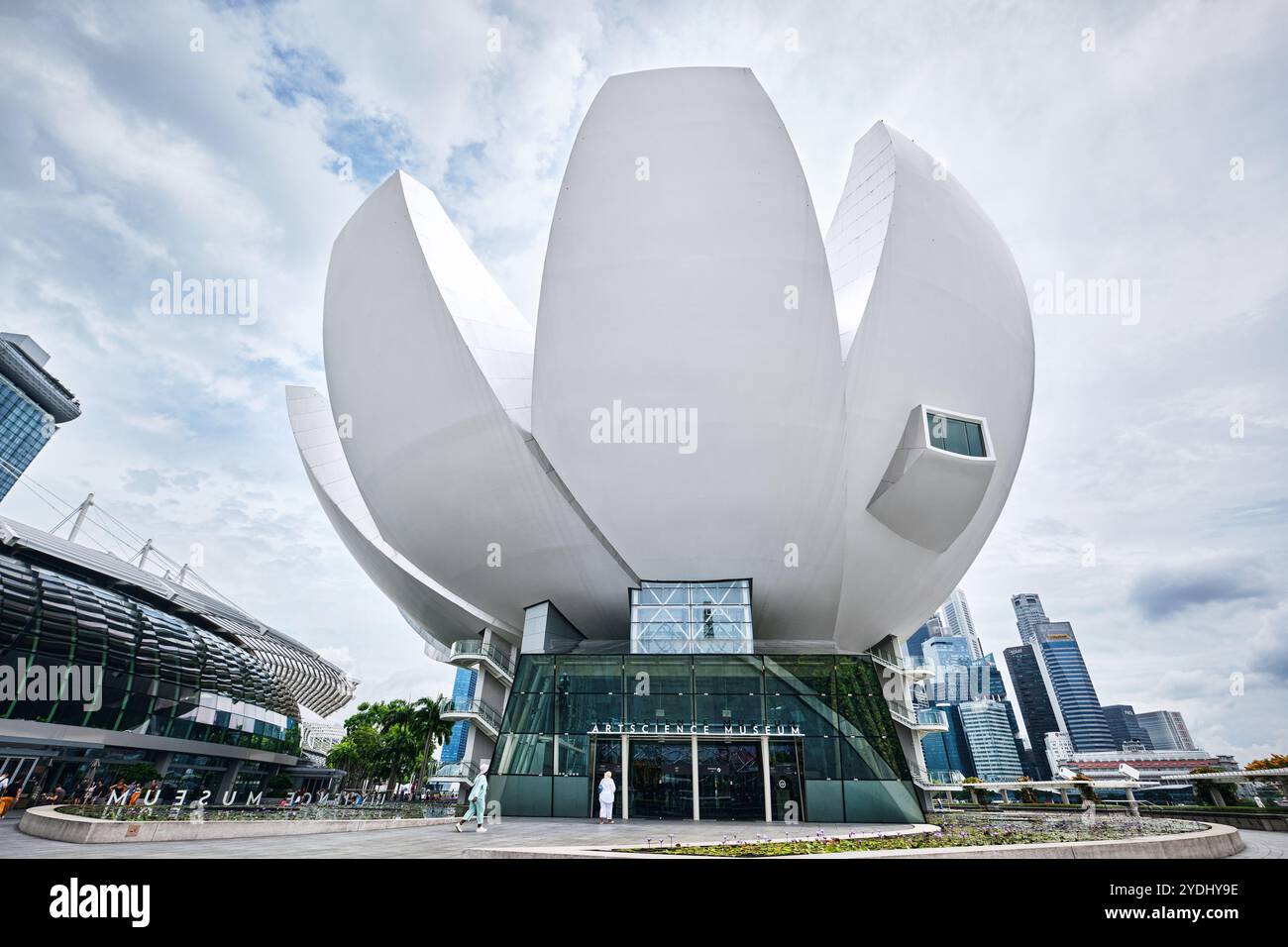 Singapur - 14. August 2024: Futuristische Architektur Lotus-förmiges Design des Art Science Museums vor Marina Bay Sands Stockfoto