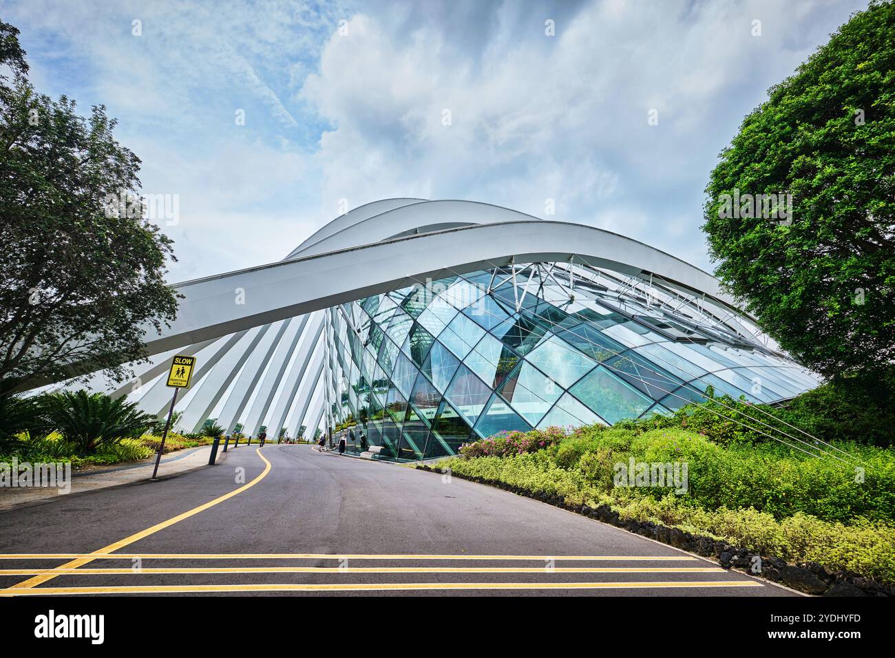 Singapur - 18. August 2024: Cloud Forest and Flower Dome Gewächshäuser in Gardens by the Bay Stockfoto