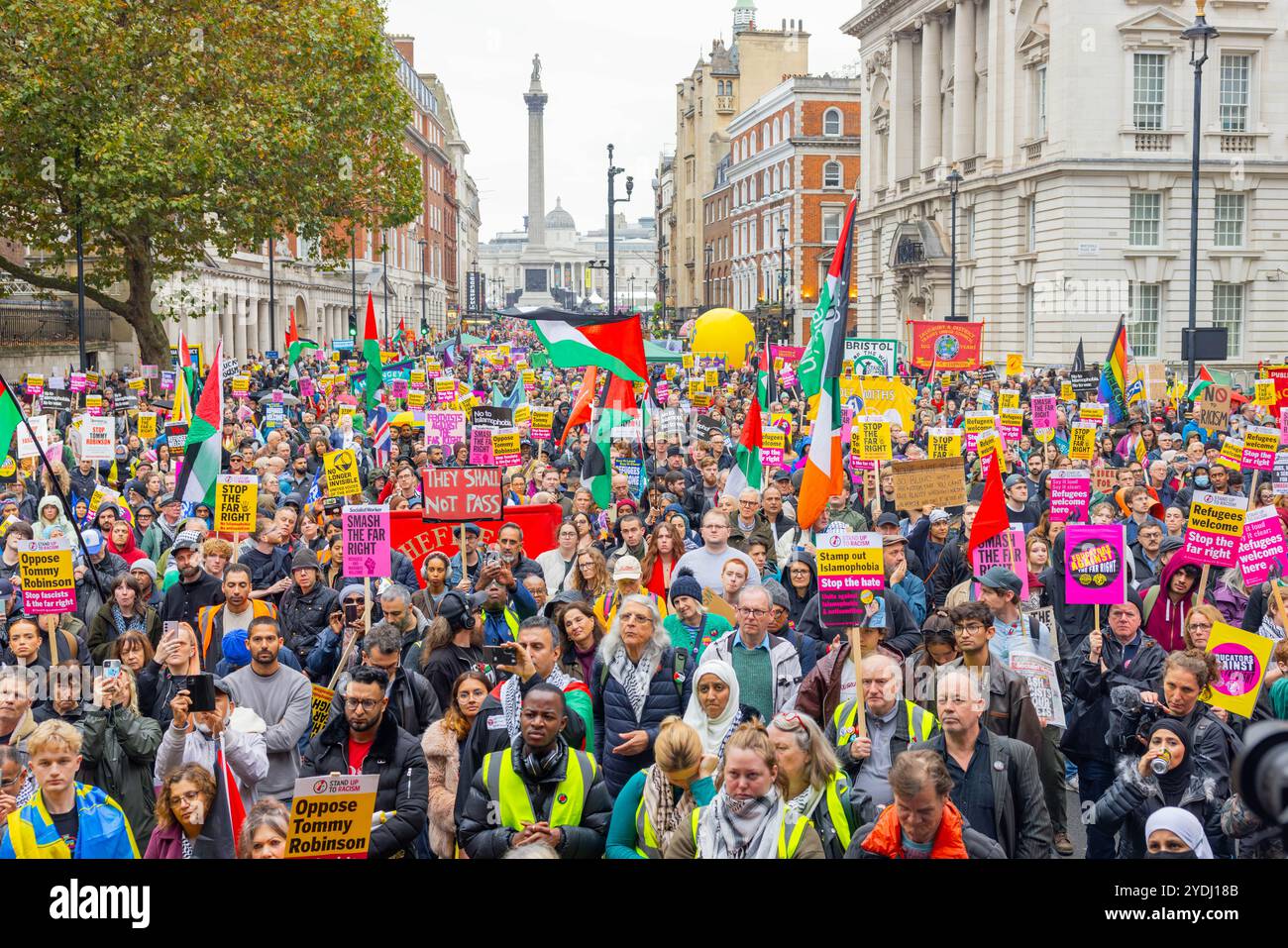 London, Großbritannien. OKTOBER 2024. Tausende versammelten sich zu der von Tommy Robinson organisierten Kundgebung „Unite the Kingdom“, der wegen seiner Haft nicht anwesend war. Der marsch in Victoria kam friedlich zum Parlamentsplatz, wo eine neue Dokumentation „Lawfare“ gezeigt wurde. Stand Up to Rassismus mobilisierte einen Gegenprotest auch mit Tausenden von Menschen, die sich friedlich am anderen Ende von whitehall versammelten. Credit Milo Chandler/Alamy Live News Stockfoto