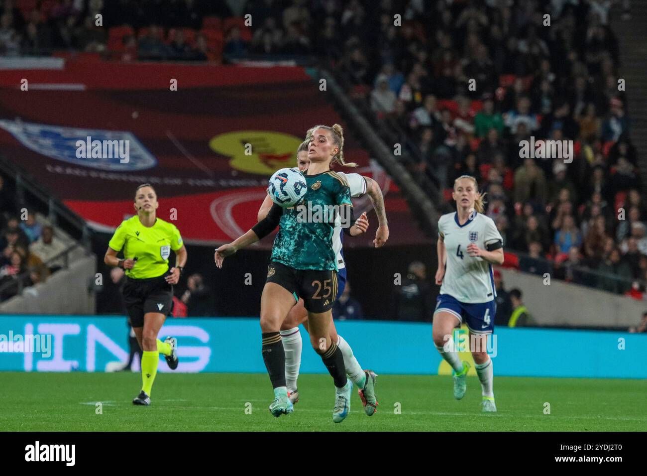 London, England 25. Oktober 2024: Testspiel Fußball-Frauen-Nationalmannschaft - 2024 - England vs. Deutschland im Bild: v.li. im Zweikampf Selina Cerci (Deutschland) und Millie Bright (England) Stockfoto