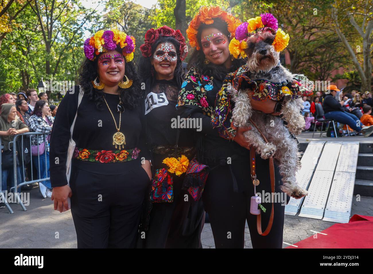 Diese Frau und ihr Hund sind als La Calavera Catrina gekleidet, ein beliebtes Symbol für den Tag der Toten für die Washington Square Park Halloween Dog Parade in New York, N.Y., Samstag, 26. Oktober 2024. Stockfoto