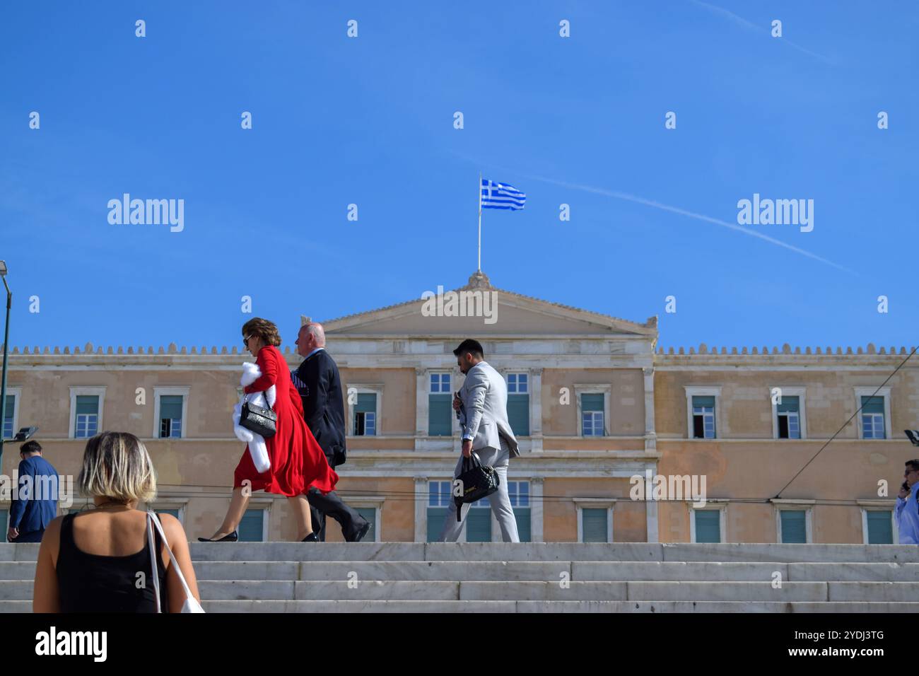 Athen, Griechenland. 25. Oktober 2024. Die Leute laufen auf dem Syntagma-Platz vor dem griechischen Parlament. Quelle: Dimitris Aspiotis/Alamy Stockfoto