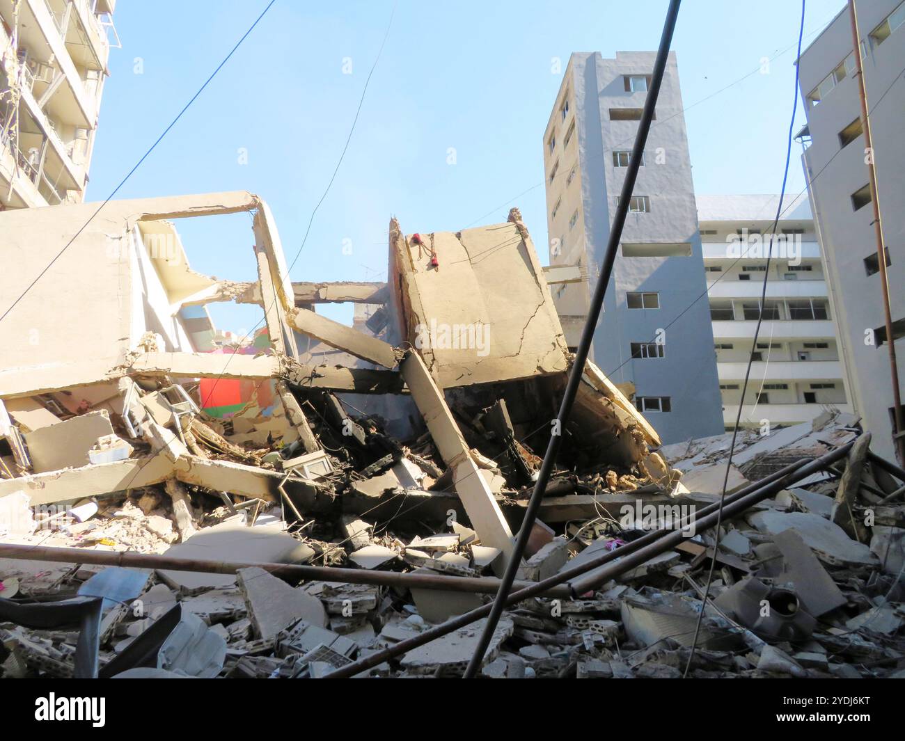 Beirut, Libanon. Oktober 2024. Ein Gebäude, das über Nacht durch einen israelischen Streik in Haret Hreik, einem Teil von Dahiyeh, südlicher Vorort von Beirut, Libanon, zerstört wurde, 26. Oktober 2024. Am 25. Oktober starteten israelische Flugzeuge mehrere Luftangriffe gegen 22 Uhr auf Dahiyehs Viertel, darunter Laylaki, Borj El Brajneh und Haret Hreik. (Foto: Elisa Gestri/SIPA USA) Credit: SIPA USA/Alamy Live News Stockfoto