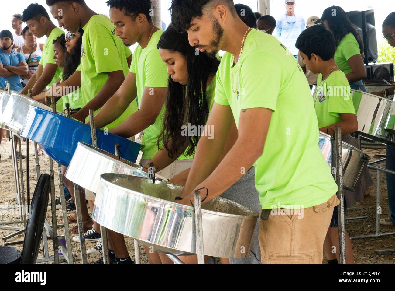 Junge Leute spielen Stahltrommeln in Hopkins, Belize Stockfoto