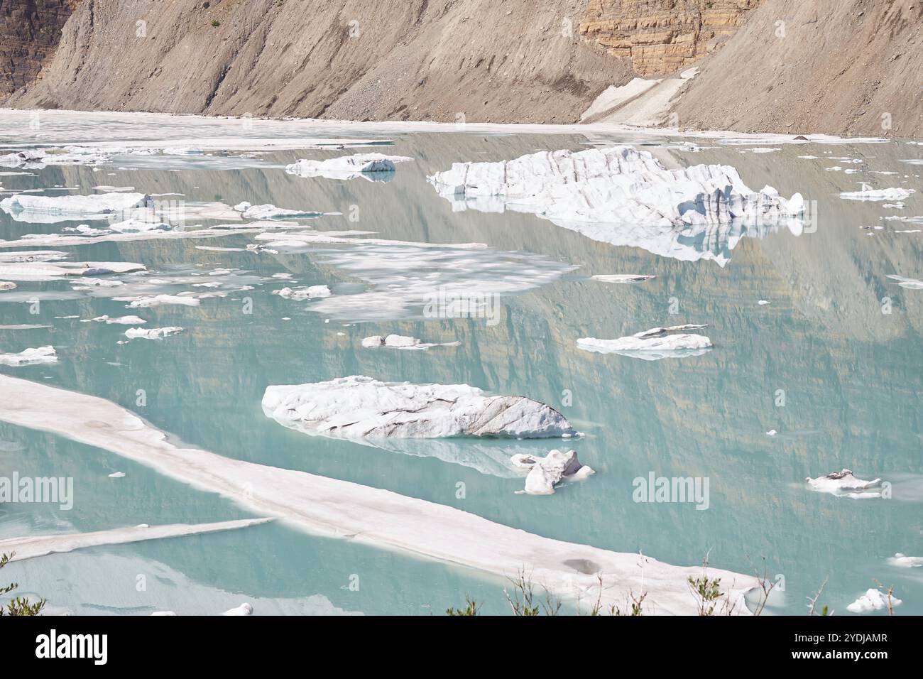Während der Grinnell Glacier Wanderung erleben Sie einen Blick auf türkisfarbene Seen, begegnen Wasserfällen und beenden die Wanderung am Gletscher selbst. Stockfoto