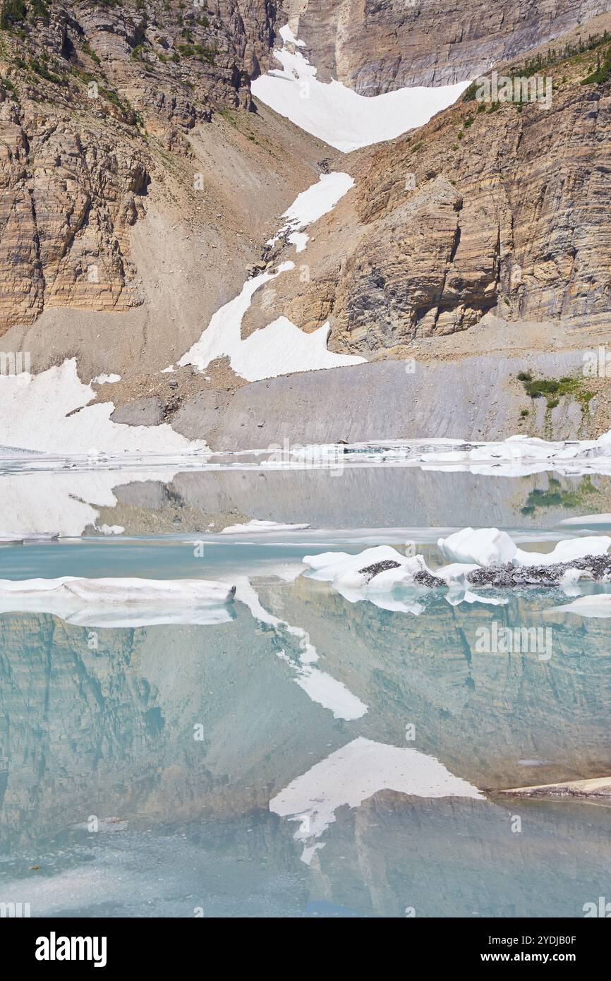 Während der Grinnell Glacier Wanderung erleben Sie einen Blick auf türkisfarbene Seen, begegnen Wasserfällen und beenden die Wanderung am Gletscher selbst. Stockfoto