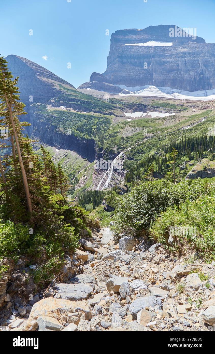 Während der Grinnell Glacier Wanderung erleben Sie einen Blick auf türkisfarbene Seen, begegnen Wasserfällen und beenden die Wanderung am Gletscher selbst. Stockfoto