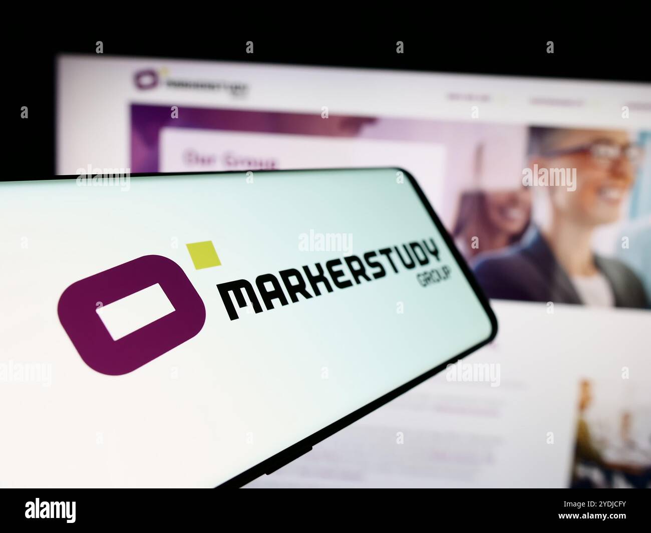 In dieser Abbildung ist ein Mobiltelefon mit dem Logo der britischen Versicherungsgesellschaft Markerstudy Group Limited vor der Website zu sehen. Stockfoto