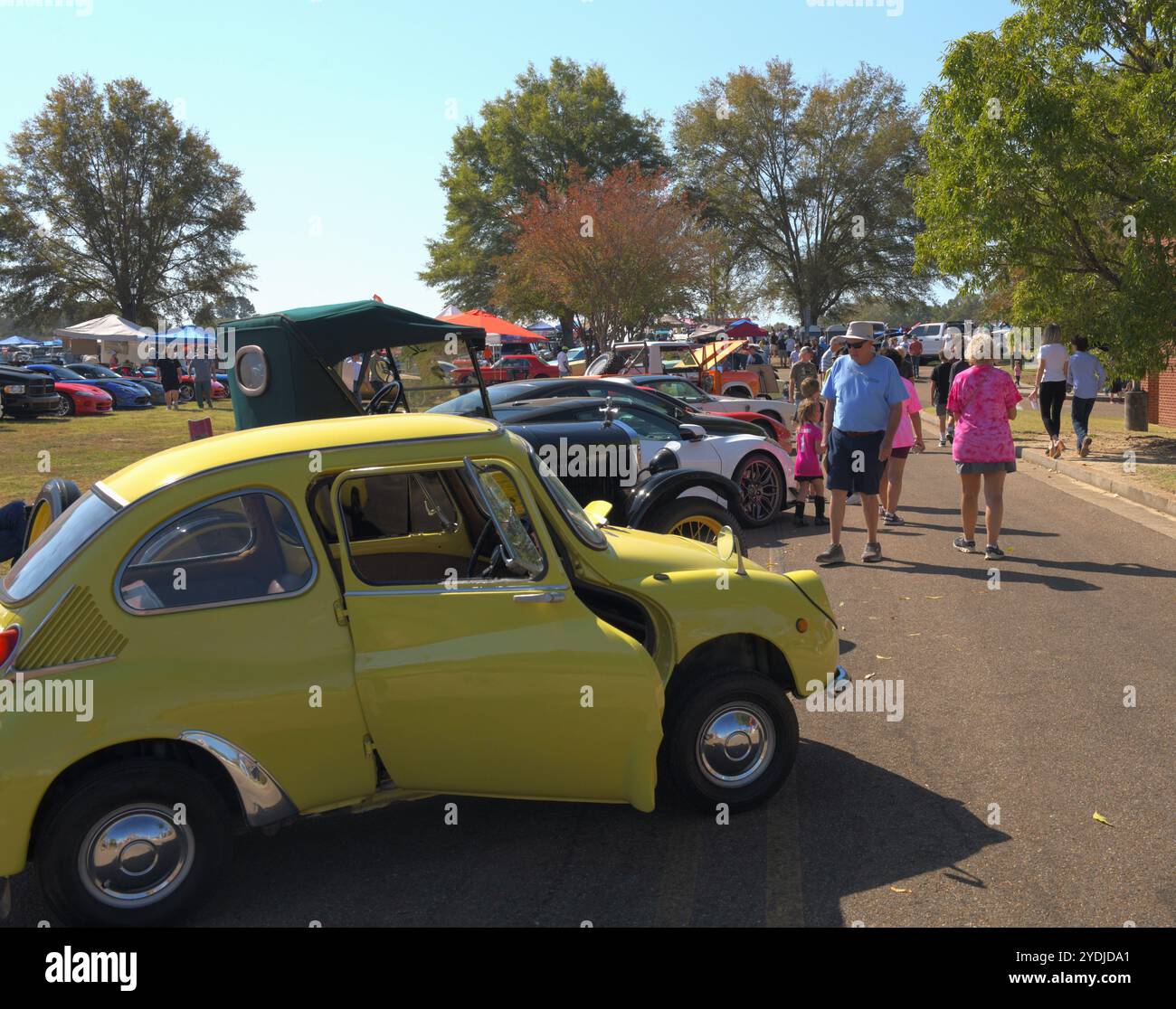Zuschauer bei einer antiken Autoshow. Stockfoto
