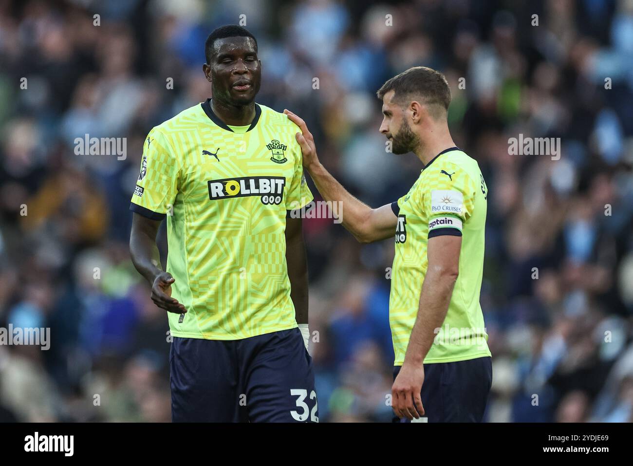 Manchester, Großbritannien. Oktober 2024. Jack Stephens aus Southampton konsolt Paul Onuachu aus Southampton, nachdem er 1-0 beim Premier League-Spiel Manchester City gegen Southampton im Etihad Stadium, Manchester, Vereinigtes Königreich, am 26. Oktober 2024 (Foto: Mark Cosgrove/News Images) in Manchester, Vereinigtes Königreich am 26. Oktober 2024 verlor. (Foto: Mark Cosgrove/News Images/SIPA USA) Credit: SIPA USA/Alamy Live News Stockfoto