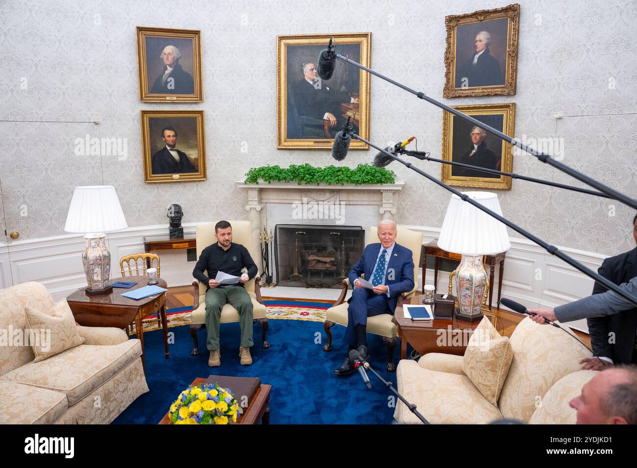 Präsident Joe Biden veranstaltet ein bilaterales Treffen mit dem ukrainischen Präsidenten Wolodymyr Zelenskyj am Donnerstag, den 26. September 2024, im Oval Office. (Offizielles Foto des Weißen Hauses von Oliver Contreras) Stockfoto