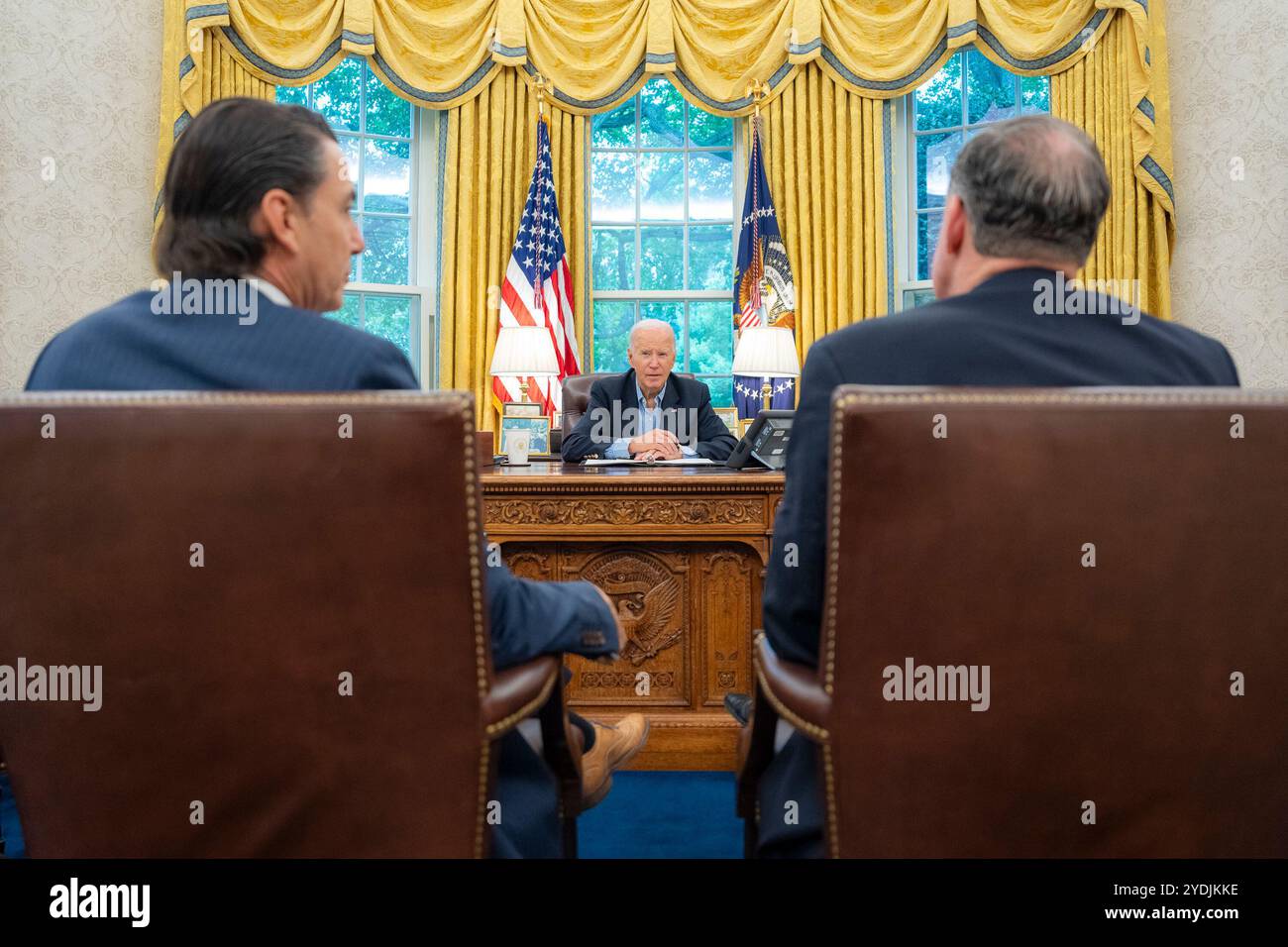 Präsident Joe Biden nimmt am Mittwoch, den 2. Oktober 2024, im Oval Office an einem Aufruf mit G-7-Führern über die Lage im Nahen Osten Teil. (Offizielles Foto des Weißen Hauses von Adam Schultz) Stockfoto