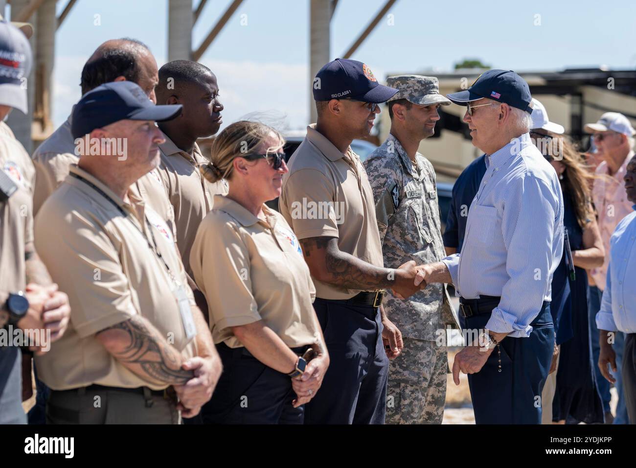 Präsident Joe Biden begrüßt Ersthelfer und lokale Beamte nach einem Briefing über die Reaktion und die Bemühungen des Hurrikans Helene am Donnerstag, den 3. Oktober 2024, in der Keaton Beach Nachbarschaft in Perry, Florida. (Offizielles Foto des Weißen Hauses von Cameron Smith) Stockfoto