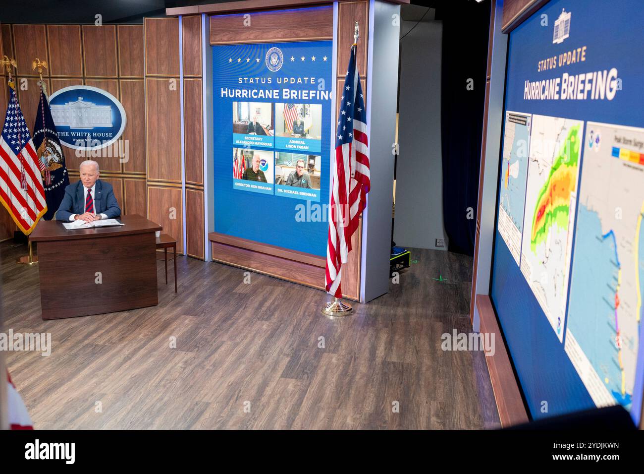 Präsident Joe Biden erhält ein Briefing von Regierungsbeamten über die Bemühungen des Hurrikans Helene und die Vorbereitungen für den Hurrikan Milton am Mittwoch, den 9. Oktober 2024, im South Court Auditorium des Eisenhower Executive Office Building im Weißen Haus. Der Vizepräsident nimmt virtuell Teil. (Offizielles Foto des Weißen Hauses von Oliver Contreras) Stockfoto