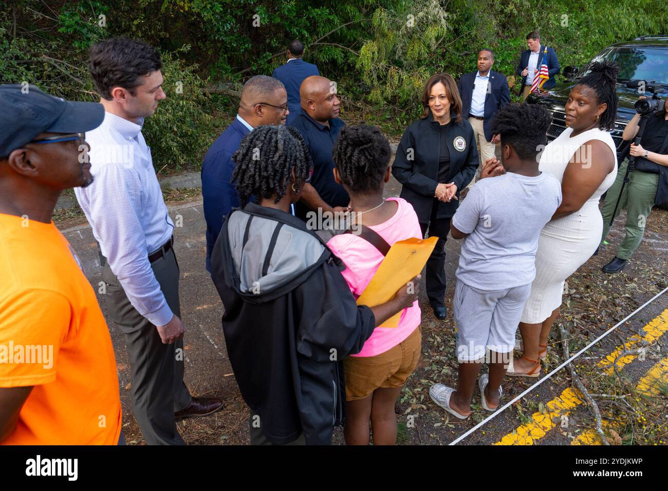 Vizepräsidentin Kamala Harris begrüßt Mitglieder der lokalen Gemeinde, als sie am Mittwoch, den 2. Oktober 2024, in Augusta die Schäden durch Hurrikan Helene mit gewählten Beamten und Vertretern der FEMA untersucht. Georgien. (Offizielles Foto des Weißen Hauses von Oliver Contreras) Stockfoto