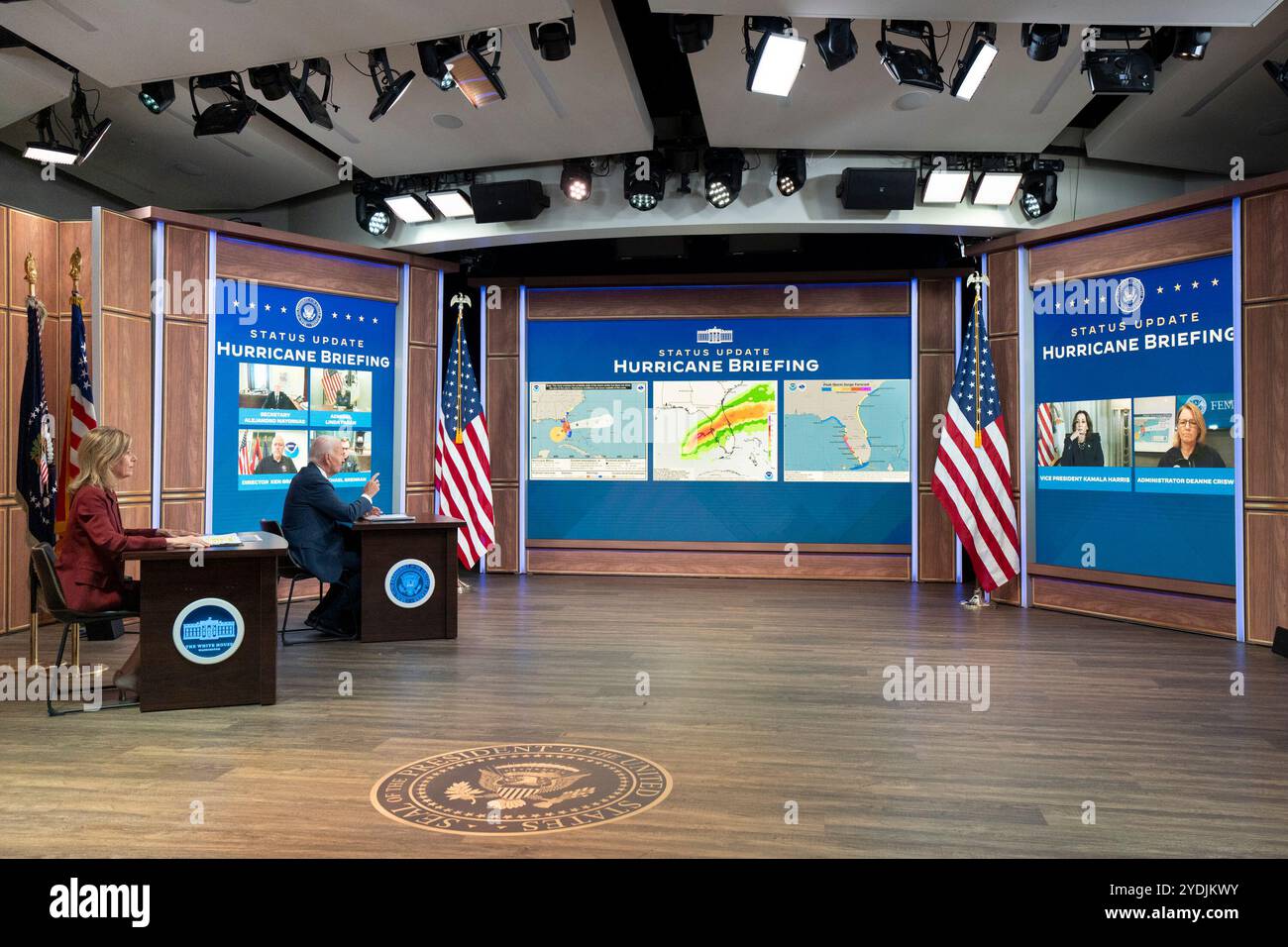Präsident Joe Biden erhält ein Briefing von Regierungsbeamten über die Bemühungen des Hurrikans Helene und die Vorbereitungen für den Hurrikan Milton am Mittwoch, den 9. Oktober 2024, im South Court Auditorium des Eisenhower Executive Office Building im Weißen Haus. Der Vizepräsident nimmt virtuell Teil. (Offizielles Foto des Weißen Hauses von Cameron Smith) Stockfoto