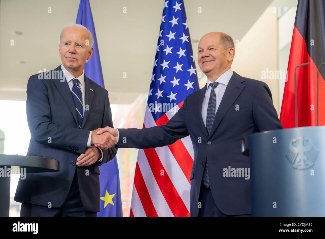 Präsident Joe Biden trifft sich am Freitag, 18. Oktober 2024 in Berlin mit Würdenträgern. Deutschland. (Offizielles Foto des Weißen Hauses von Adam Schultz) Stockfoto