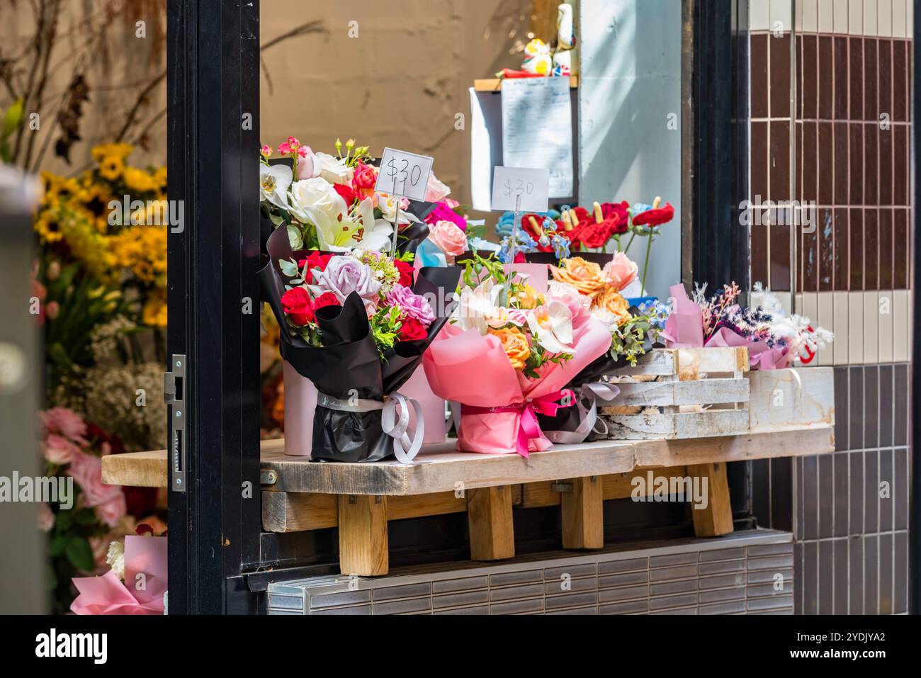 Schnittblumen, Blumenarrangements zum Verkauf auf einem Fenstervorsprung eines Ladens in einer Gasse in Sydney, Australien Stockfoto