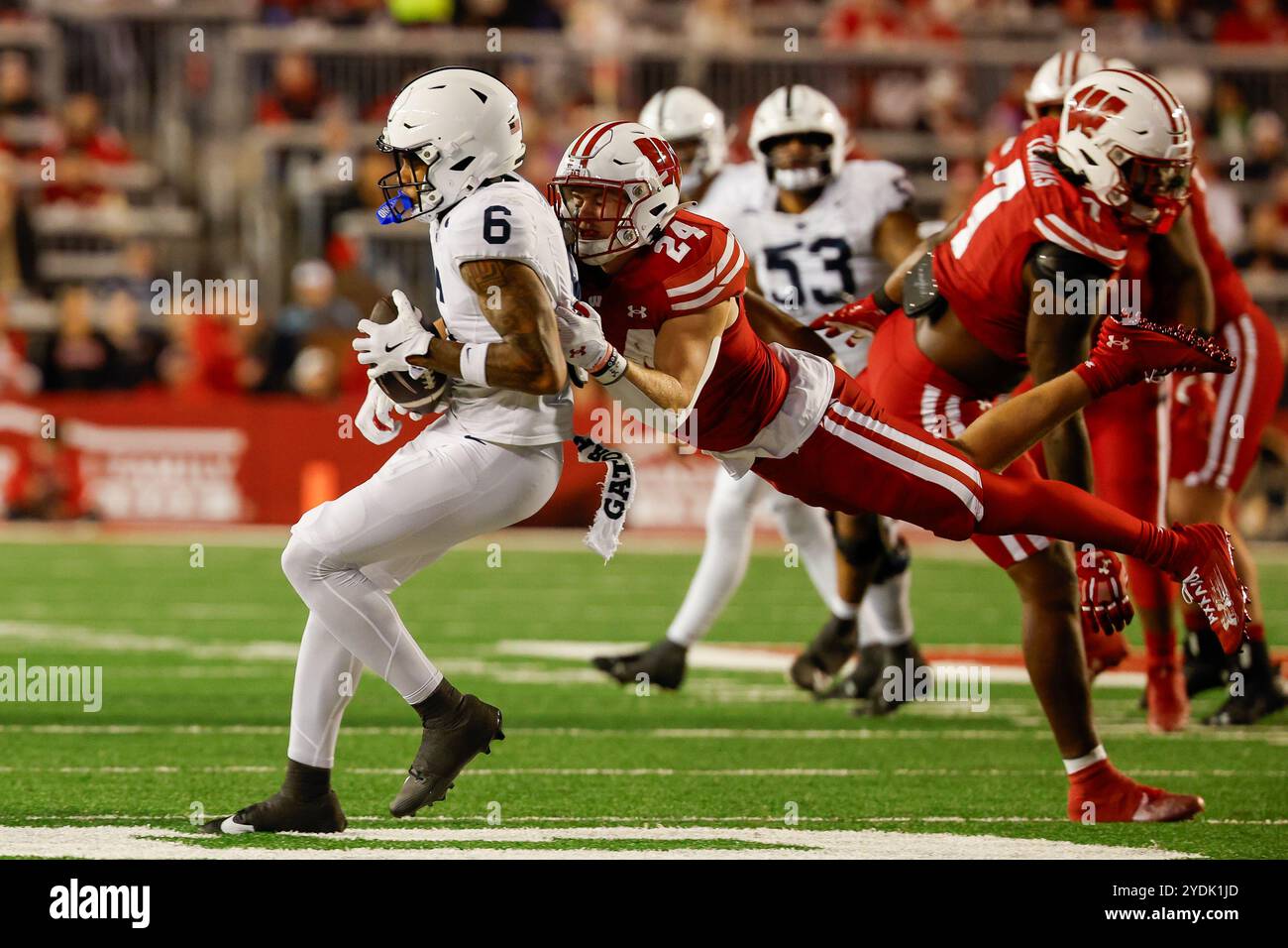 Madison, WI, USA. Oktober 2024. Wisconsin Badgers Safety Hunter Wohler (24) versucht, einen Pass aufzubrechen, der vom Penn State Nittany Lions Wide Receiver Harrison Wallace III (6) während des NCAA Football Spiels zwischen den Penn State Nittany Lions und den Wisconsin Badgers im Camp Randall Stadium in Madison, WI, gefangen wird. Darren Lee/CSM/Alamy Live News Stockfoto