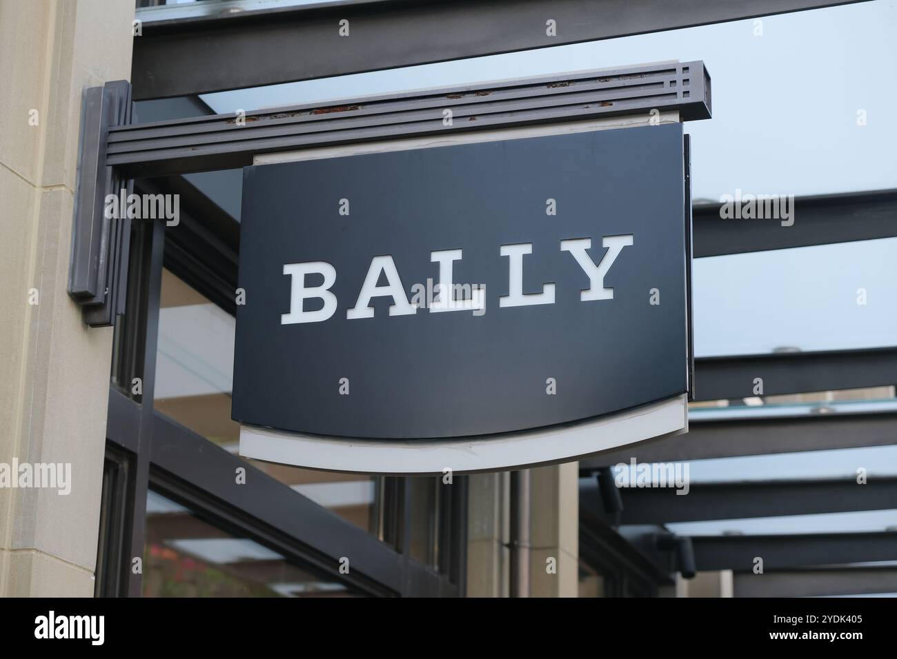 Shanghai, China – 2. September 2023: Logo der Marke Bally Store Stockfoto