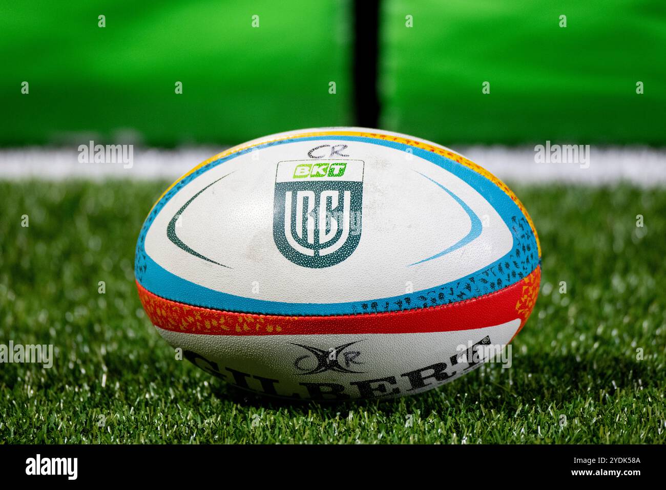 Galway, Irland. Oktober 2024. Der offizielle Ball während des Spiels der United Rugby Championship Runde 6 zwischen Connacht Rugby und Dragons RFC im Dexcom Stadium in Galway, Irland am 19. Oktober 2024 (Foto: Andrew SURMA/ Credit: SIPA USA/Alamy Live News) Stockfoto