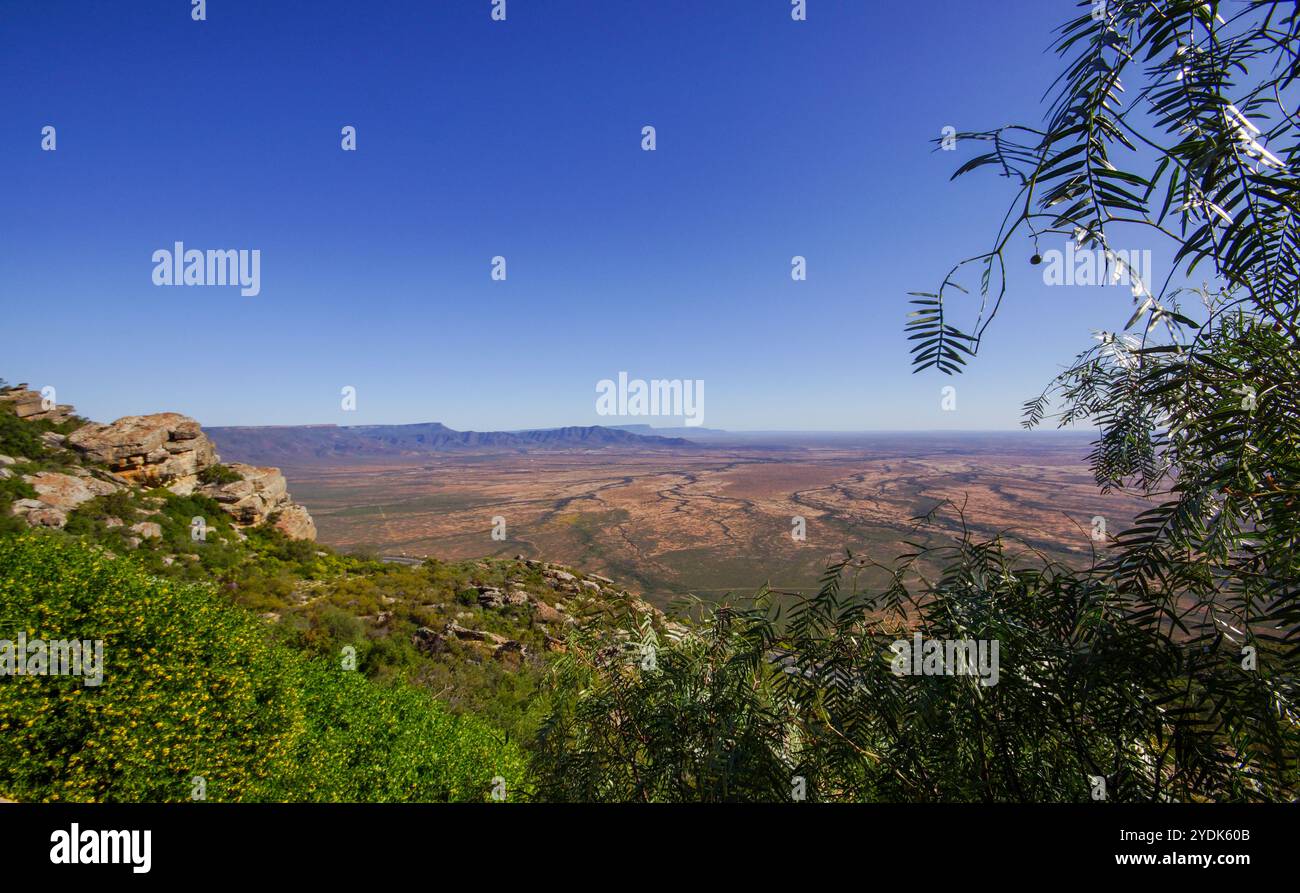 Blick vom Vanrhyns Pass auf die trockenen Ebenen der Knersvlakte, an der Grenze der westlichen und nördlichen Kapprovinzen in Südafrika Stockfoto