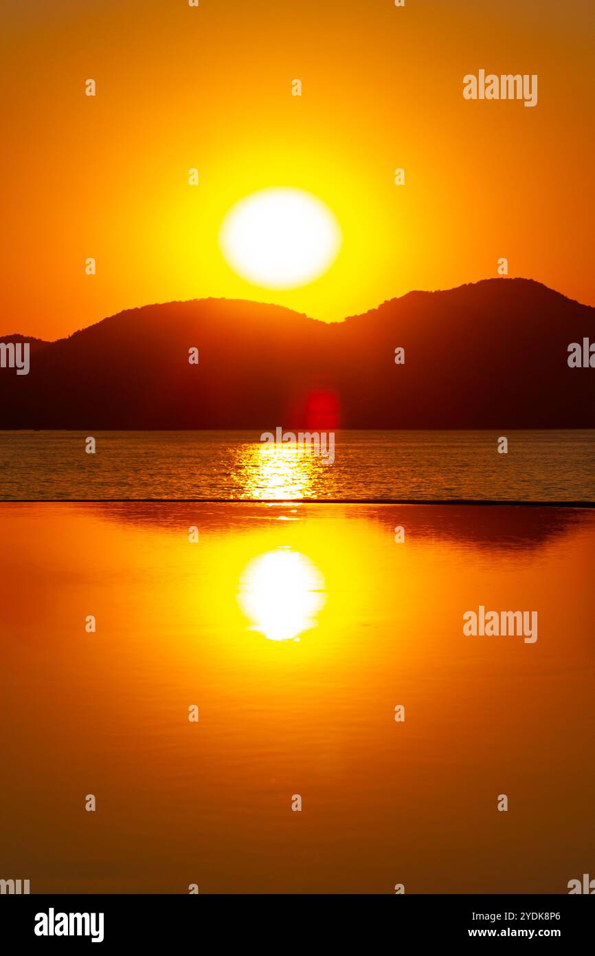 Sonnenuntergang am Meer und am Pool Stockfoto