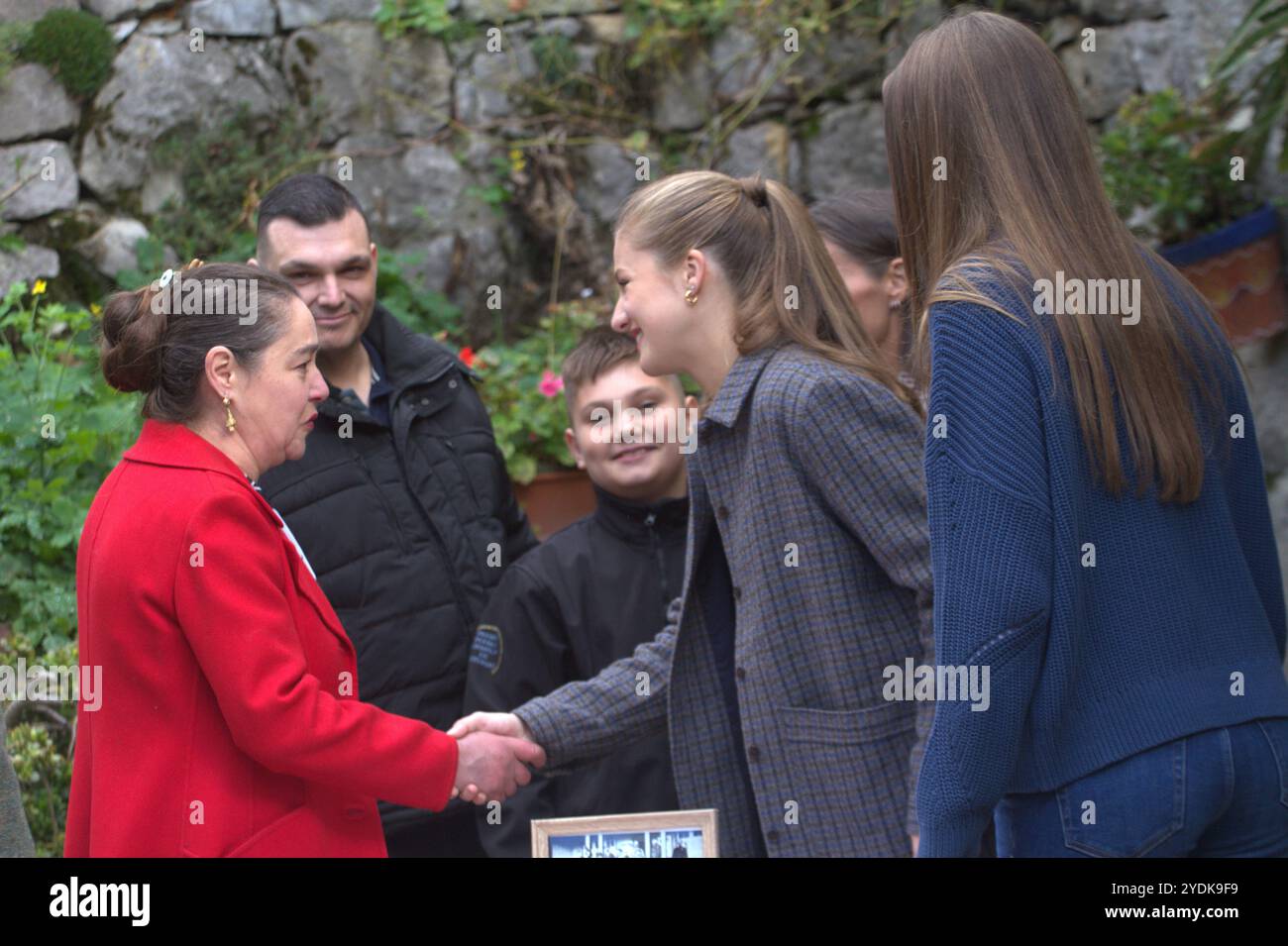 Sotres, Spanien. Oktober 2024. Sotres, die hundert Einwohner dieser asturischen Stadt haben die Könige empfangen, zusammen mit Prinzessin Leonor und Infanta SofÃ-A. Dort haben sie ihre Bräuche und Traditionen kennengelernt. (Kreditbild: © Mercedes Menendez/Pacific Press via ZUMA Press Wire) NUR REDAKTIONELLE VERWENDUNG! Nicht für kommerzielle ZWECKE! Stockfoto