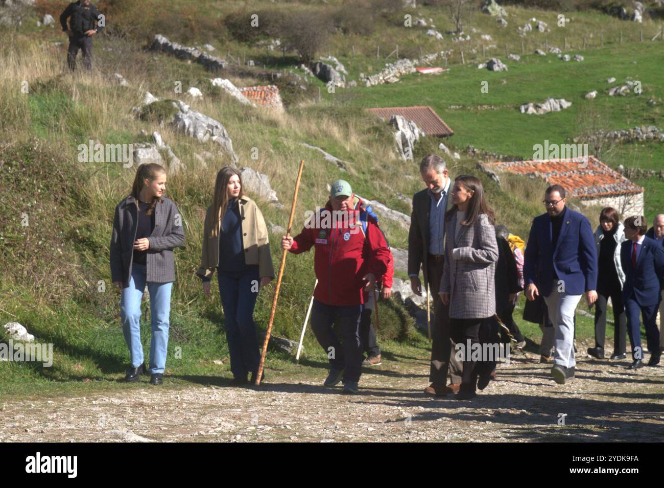 Sotres, Spanien. Oktober 2024. Sotres, die hundert Einwohner dieser asturischen Stadt haben die Könige empfangen, zusammen mit Prinzessin Leonor und Infanta SofÃ-A. Dort haben sie ihre Bräuche und Traditionen kennengelernt. (Kreditbild: © Mercedes Menendez/Pacific Press via ZUMA Press Wire) NUR REDAKTIONELLE VERWENDUNG! Nicht für kommerzielle ZWECKE! Stockfoto