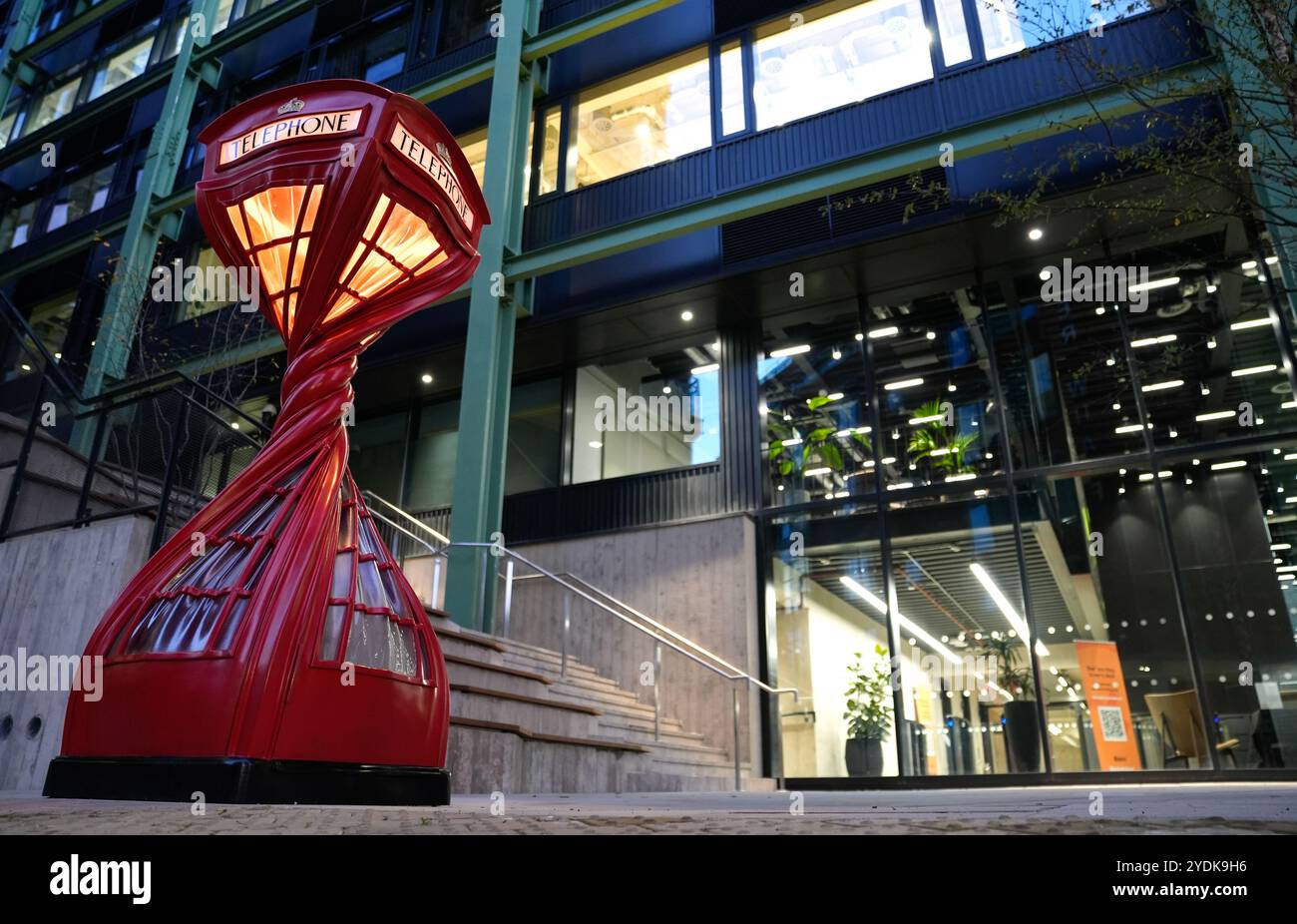 Ein Blick auf die Skulptur „Wring Ring“, eine traditionelle britische Telefonbox, deren Körper sich um 720 Grad dreht, von dem Künstler Alex Chinneck, die Teil seiner Spur surrealer Straßenmöbel bei Assembly Bristol ist. Bilddatum: Freitag, 25. Oktober 2024. Stockfoto