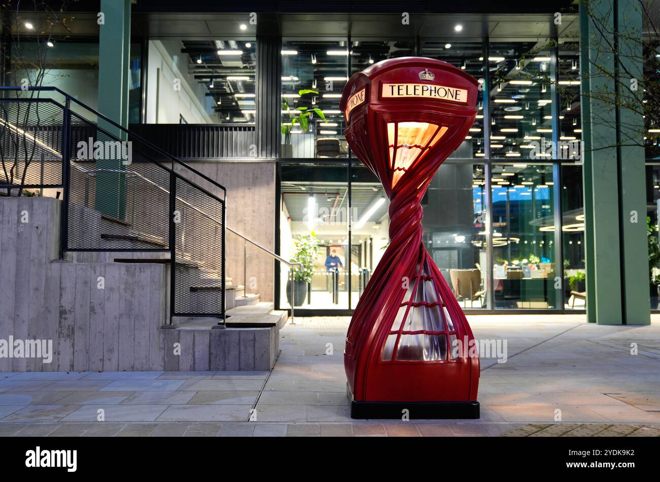 Ein Blick auf die Skulptur „Wring Ring“, eine traditionelle britische Telefonbox, deren Körper sich um 720 Grad dreht, von dem Künstler Alex Chinneck, die Teil seiner Spur surrealer Straßenmöbel bei Assembly Bristol ist. Bilddatum: Freitag, 25. Oktober 2024. Stockfoto